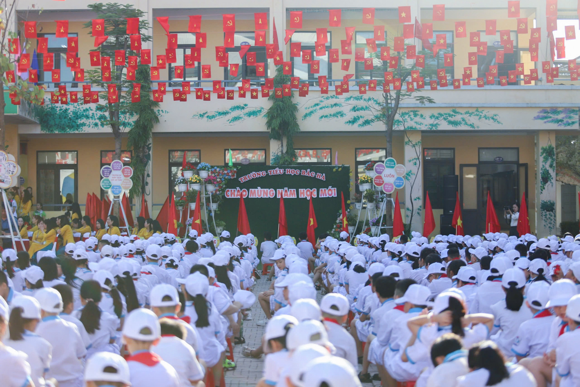 Dù mới bị tàn phá nặng nề sau bão số 5, song các trường học ở Hà Tĩnh đã kịp thời khắc phục để bước vào năm học mới - Ảnh: Khánh Trung