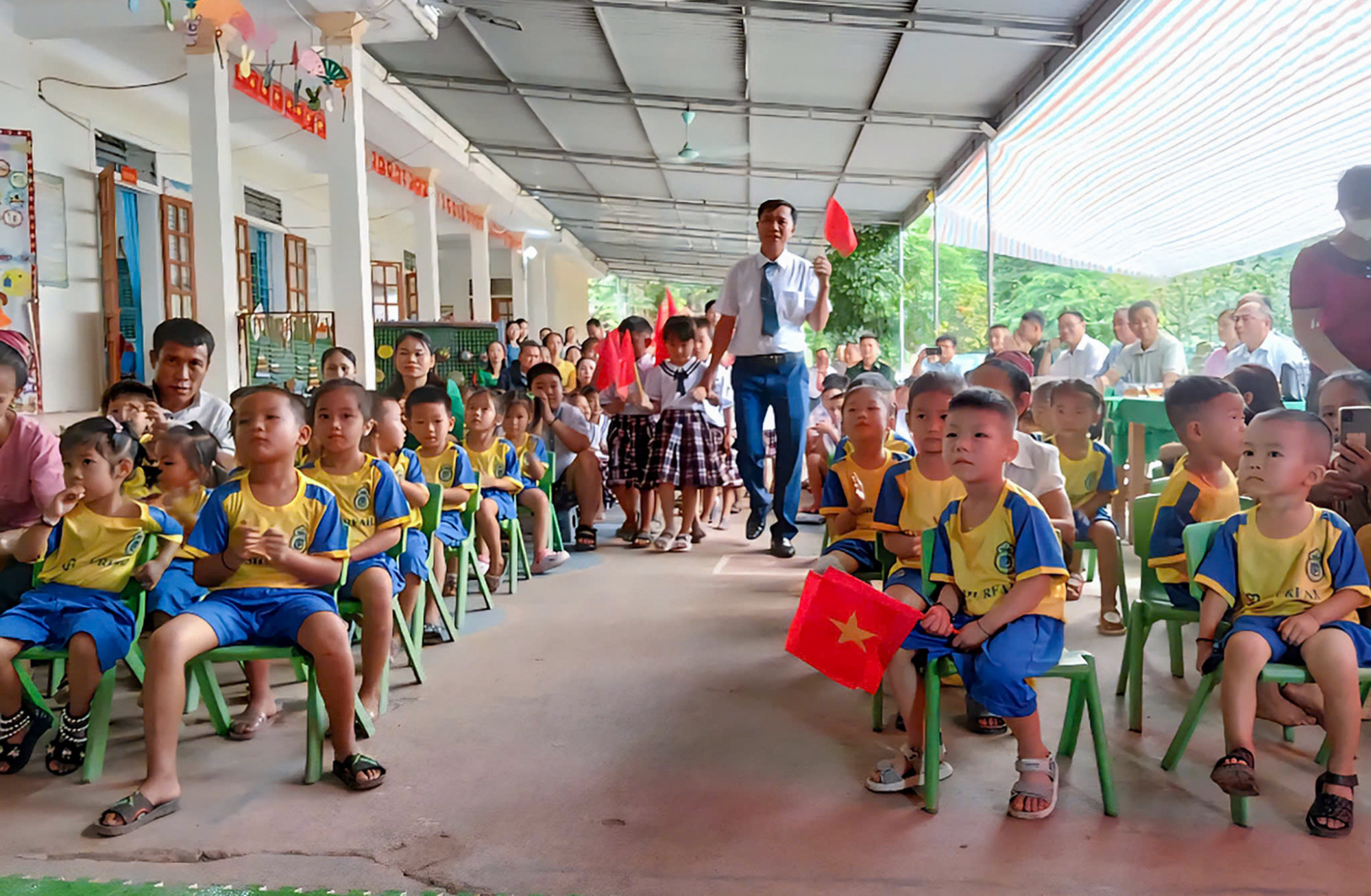 Học sinh mầm non và tiểu học xã Mỹ Lý cùng dự lễ khai giảng chung - Ảnh: Khánh Trung