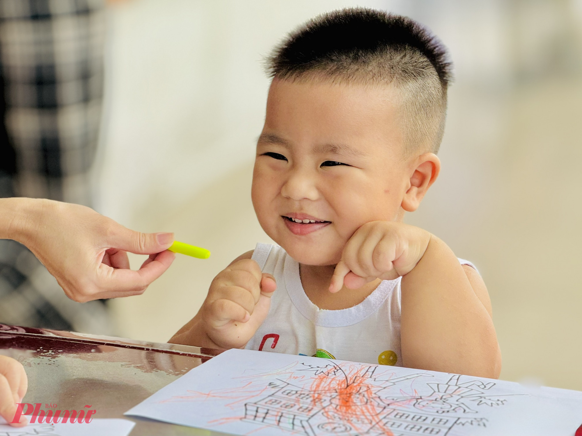 Thay vì sợ hãi, bé trai cùng cười đùa với các cô điều dưỡng, bác sĩ của bệnh viện