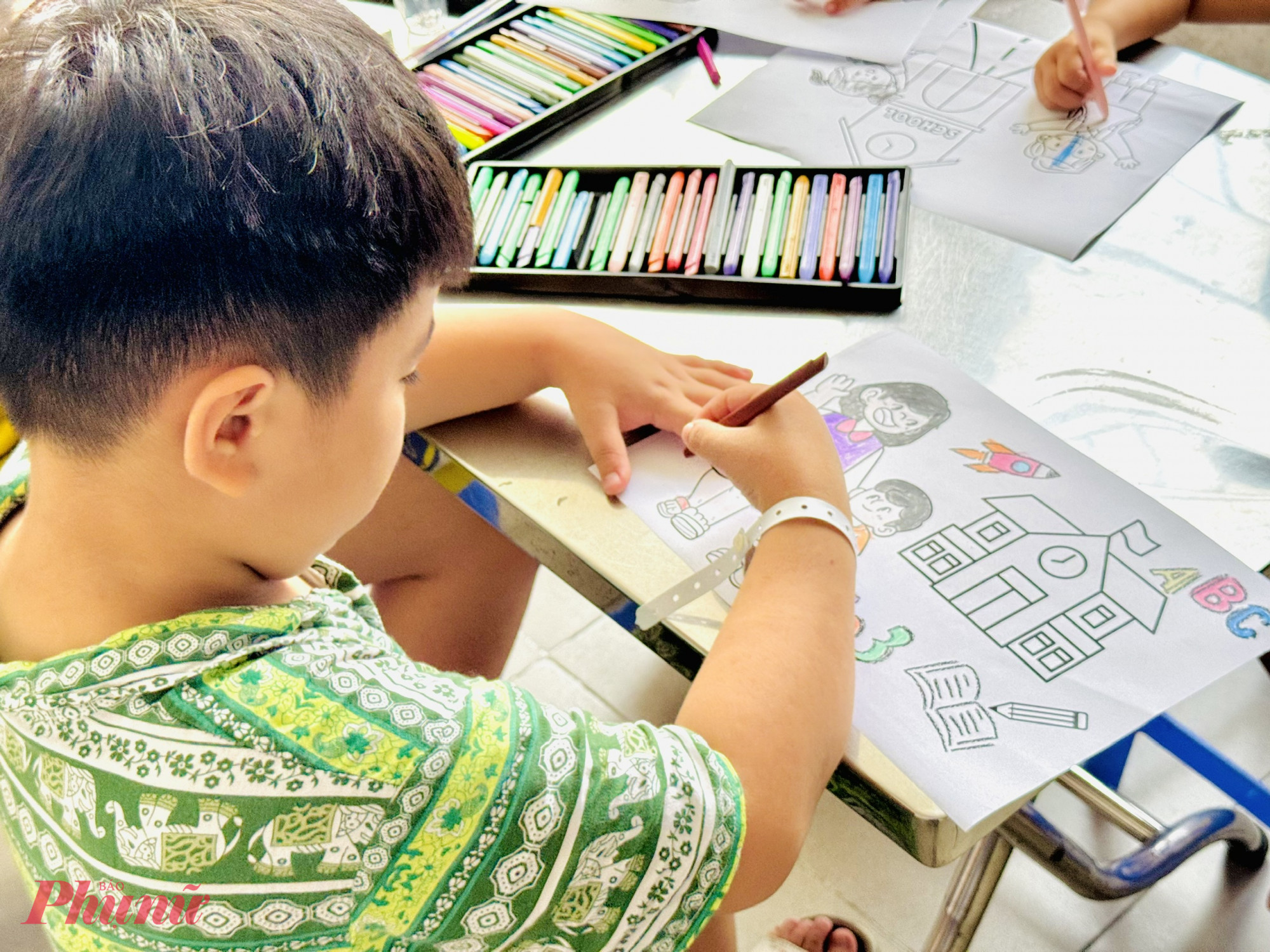 Em N.L.M.K (9 tuổi, ngụ phường Gia Định, TPHCM) vui vẻ: “Hôm nay, được tô màu những bức vẽ về thầy cô, bạn bè, em thấy đỡ nhớ lớp hơn và cũng có niềm vui trong ngày khai giảng”.