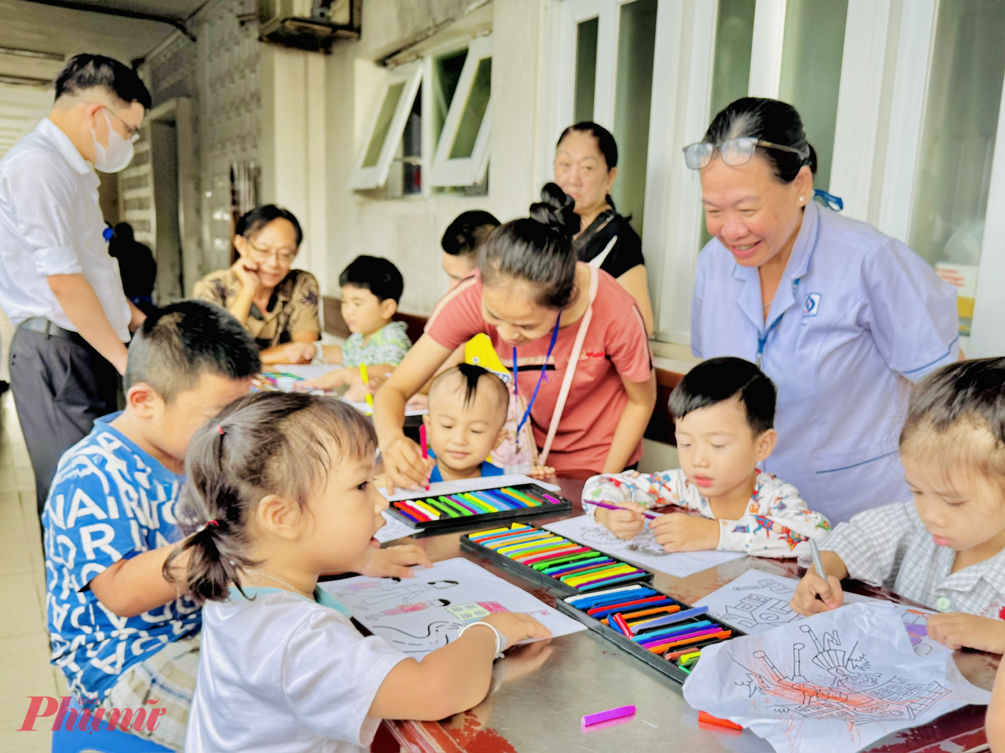 Sáng nay, các bé tại khoa Nhi, Bệnh viện Nhân dân Gia Định đã có một buổi khai giảng thật đặc biệt, với chủ đề Vui đến trường