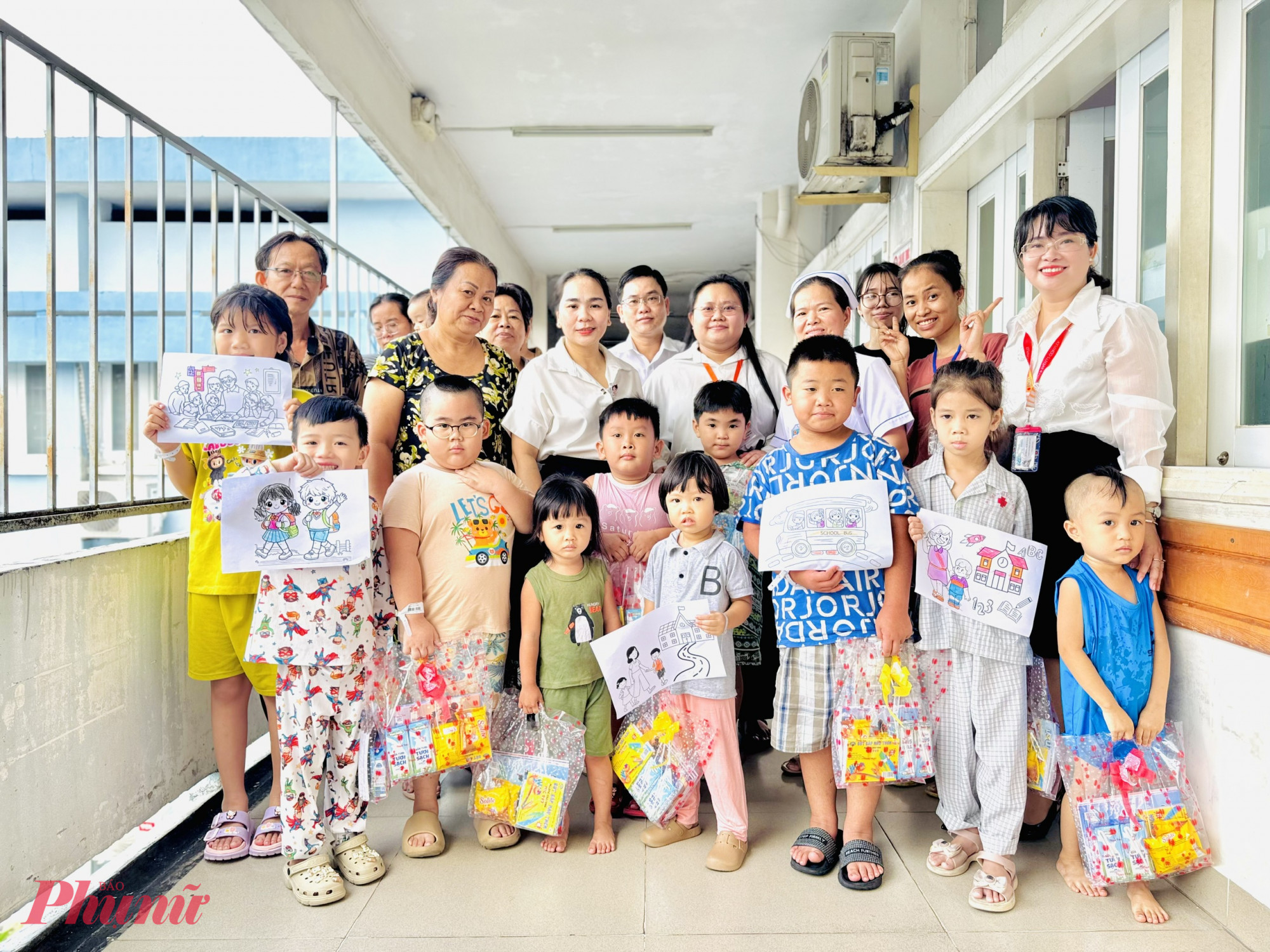 Một “ngày khai giảng” thật khác, giản dị mà ấm áp nơi bệnh viện, các bé cùng nhau khoe tác phẩm của mình