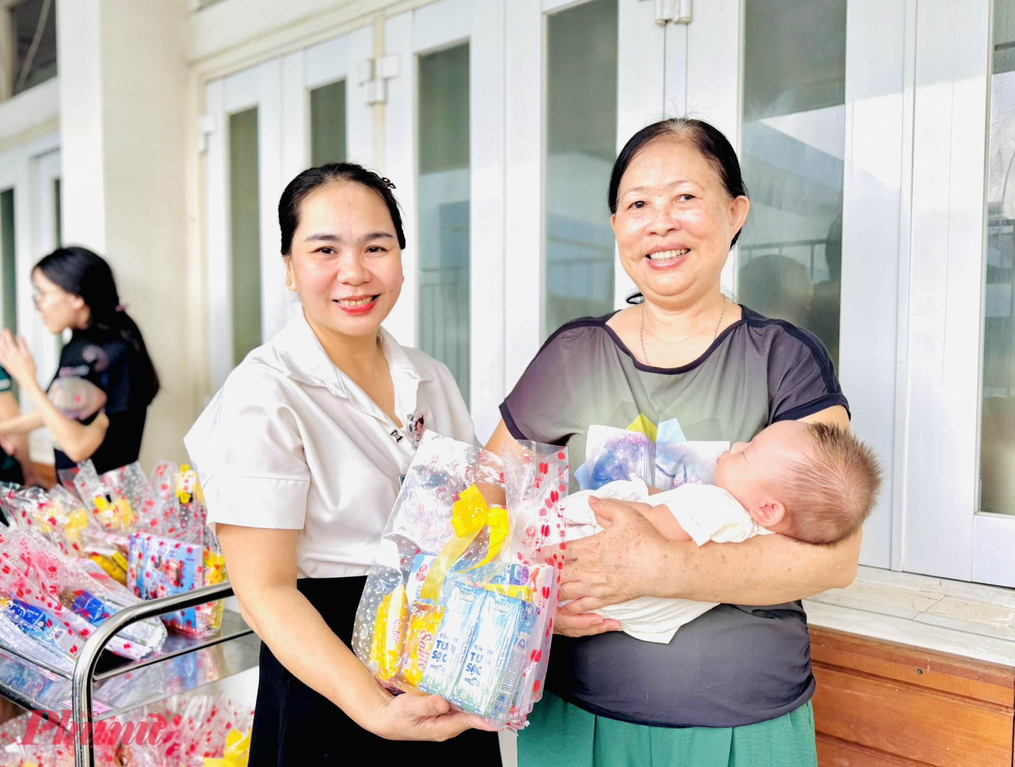 Phụ huynh các bé cũng bất ngờ trước sự quan tâm của bệnh viện dành cho bệnh nhi