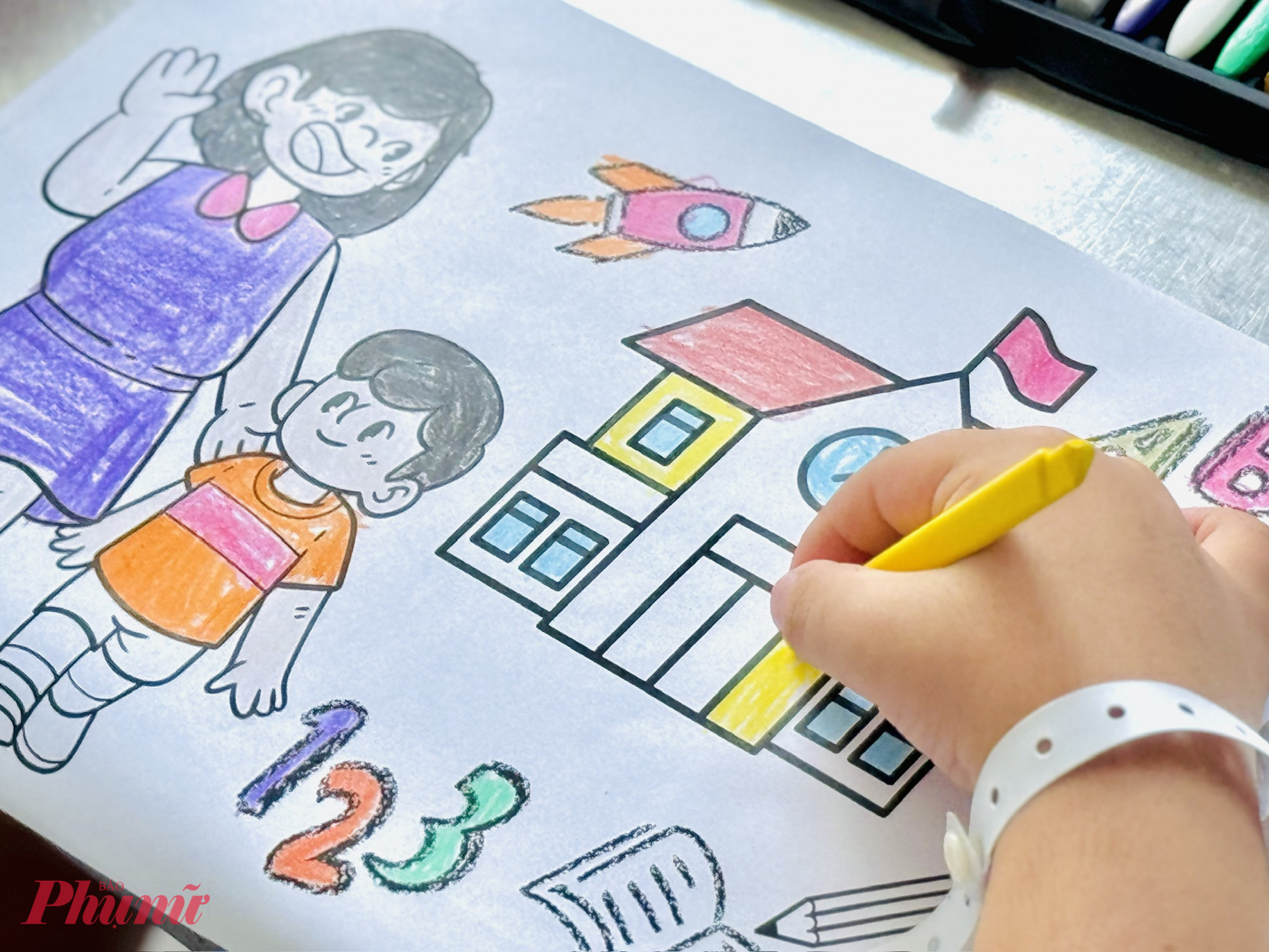 Những bức tranh về mái trường, thầy cô, bạn bè… được các em cẩn thận tô màu, phần nào làm giúp các bé đỡ tủi thân khi không kịp dự lễ khai giảng như bao bạn bè cùng trang lứa.