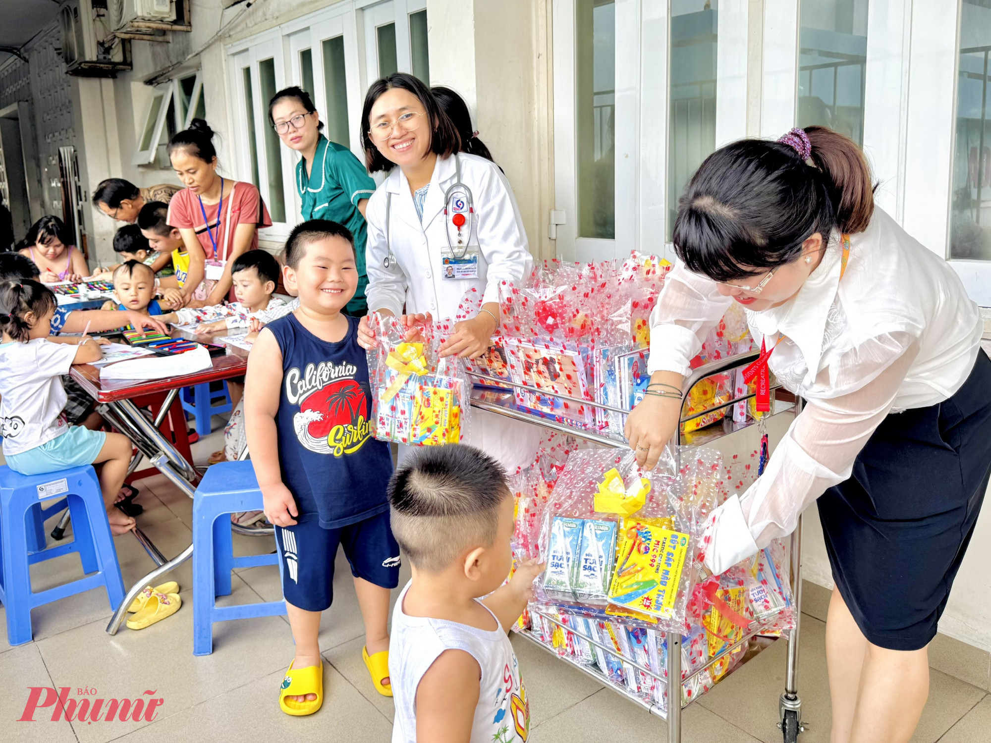 Lớp vẽ cũng kéo gần khoảng cách giữa nhân viên y tế và bệnh nhi hơn. Bác sĩ tặng quà khi các con hoàn thành xong tranh vẽ
