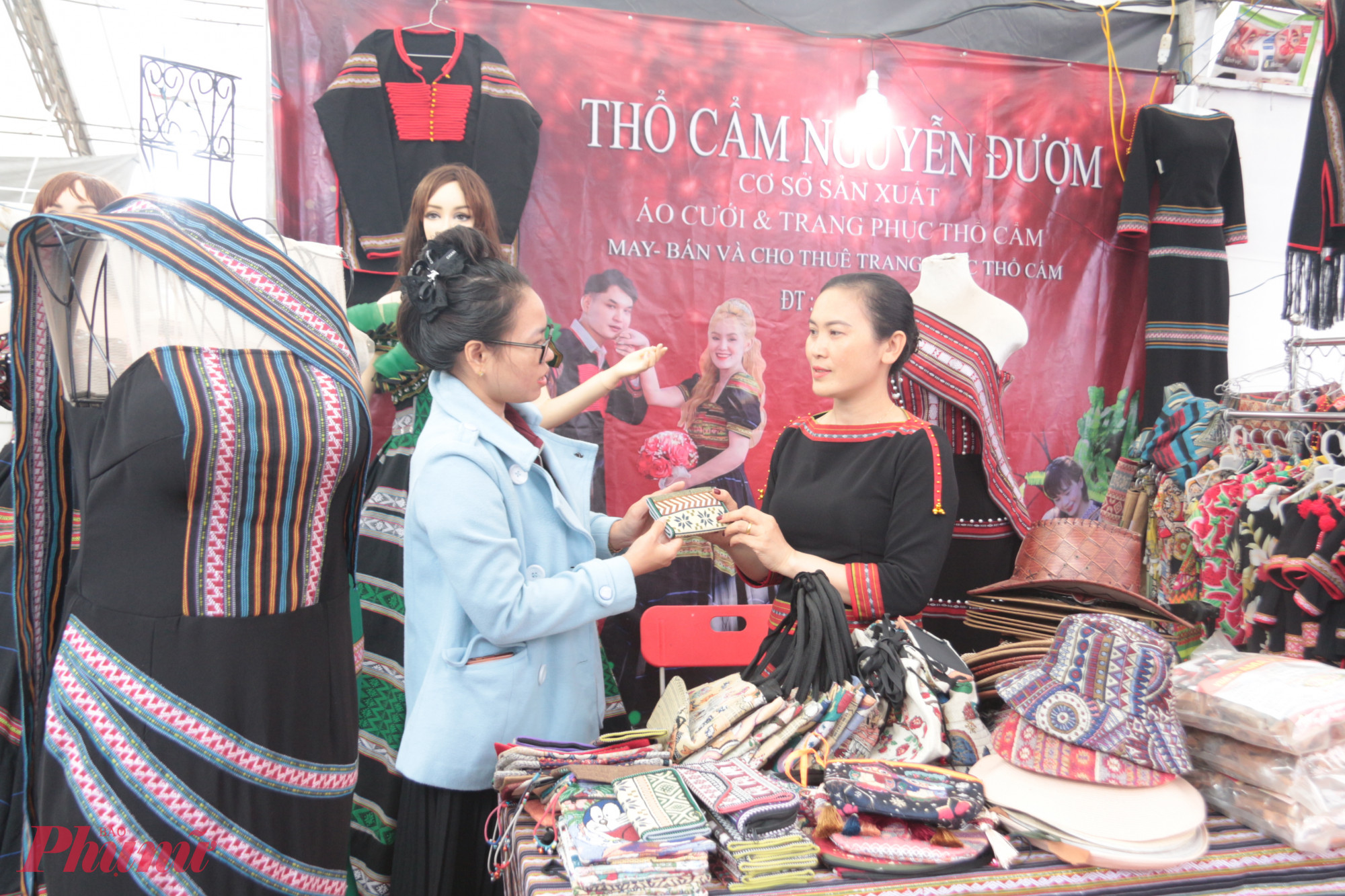 Chị Nguyễn Thị Đượm nối về cái duyên với nghề may trang phục thổ cẩm