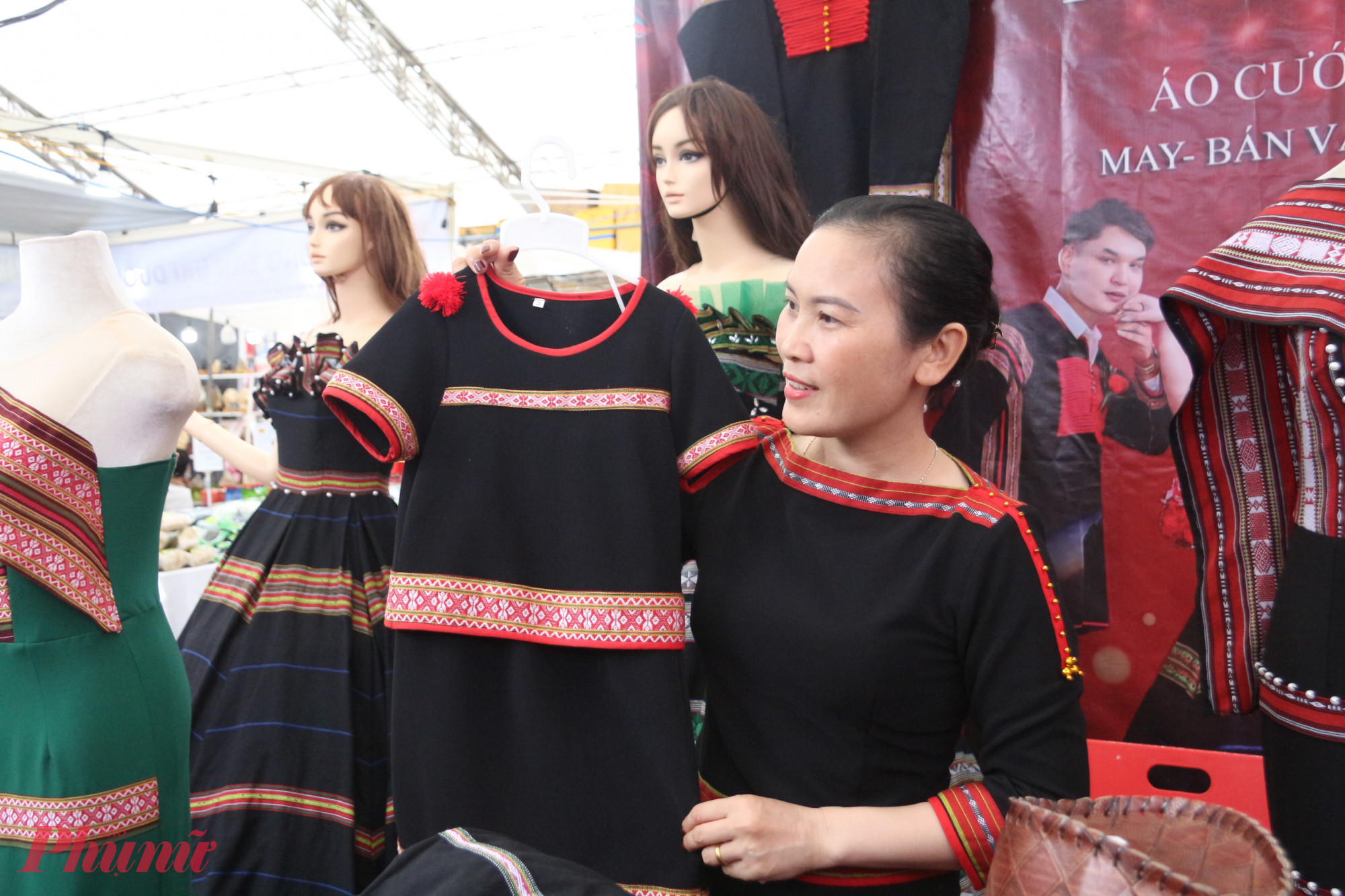 Những bộ trang phục truyền thống của trẻ em do chị Đượm tự thiết kế và may