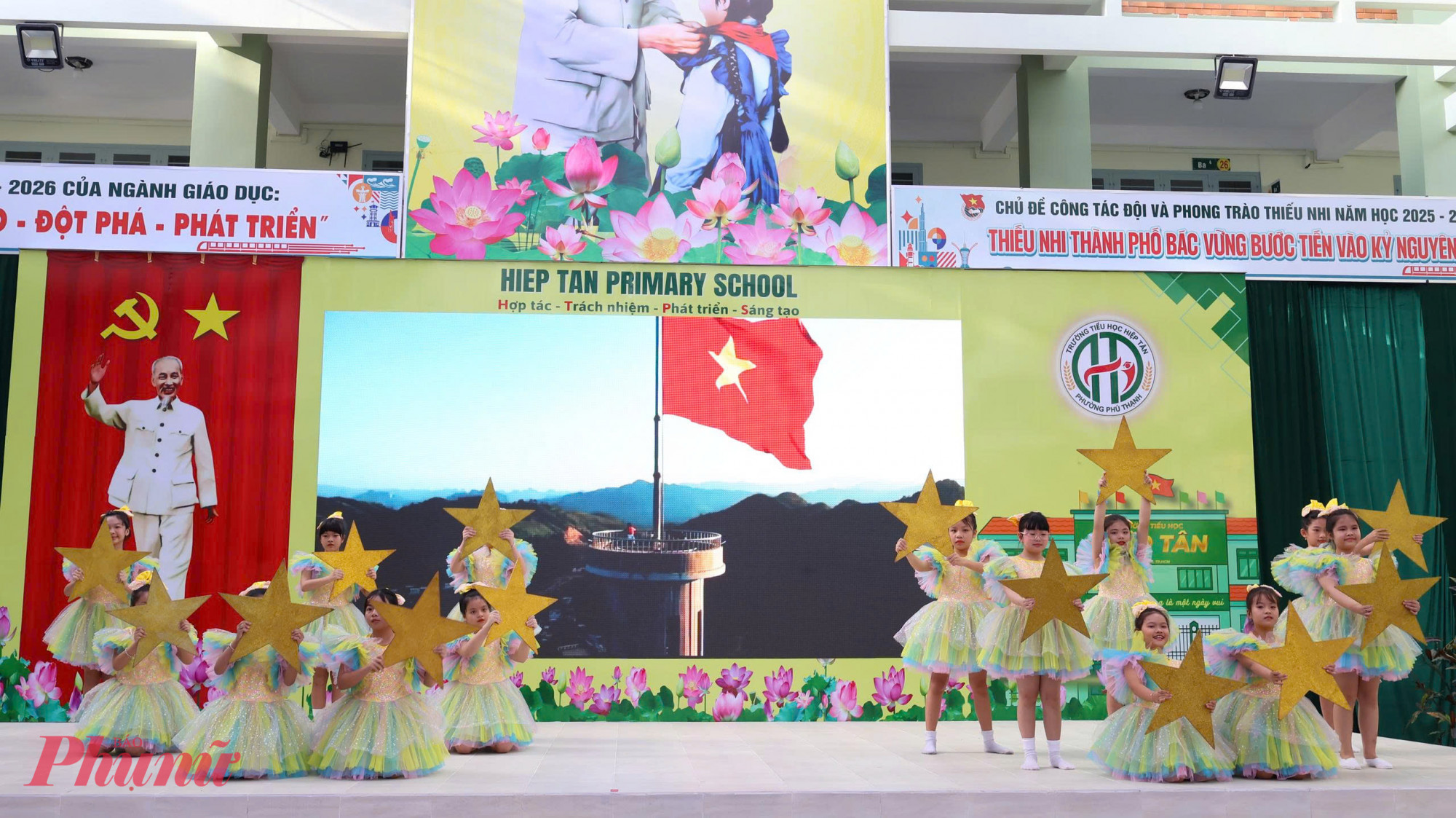 Trong không khí của ngày lễ Quốc Khánh, các tiết mục văn nghệ của trường xoay quan chủ đề quê hương, đất nước