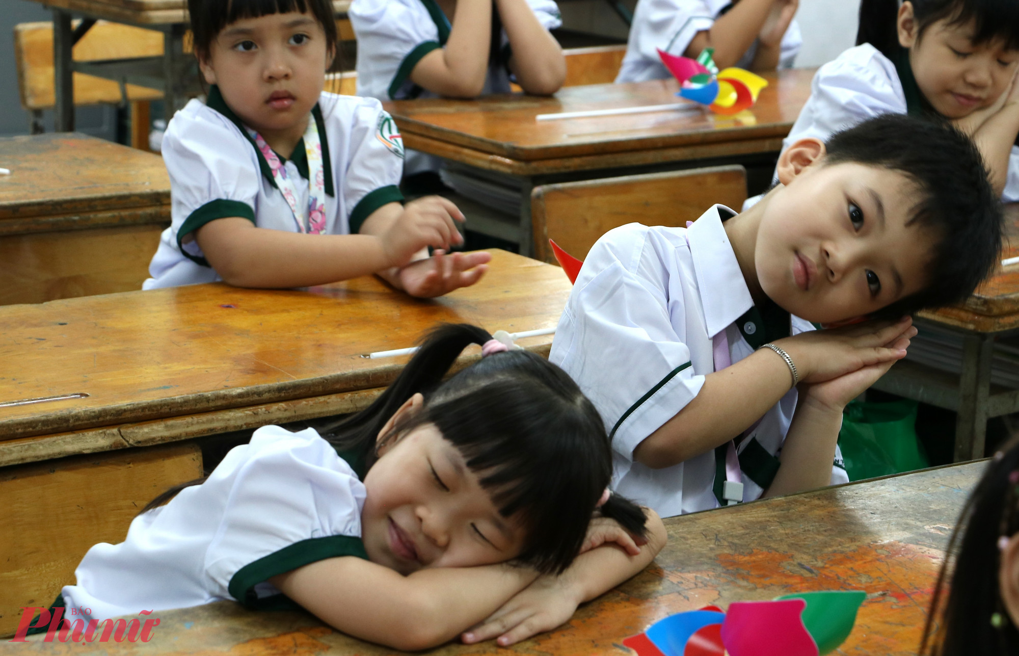 Học sinh tươi cười tham gia trò chơi Con thỏ cùng bạn mới