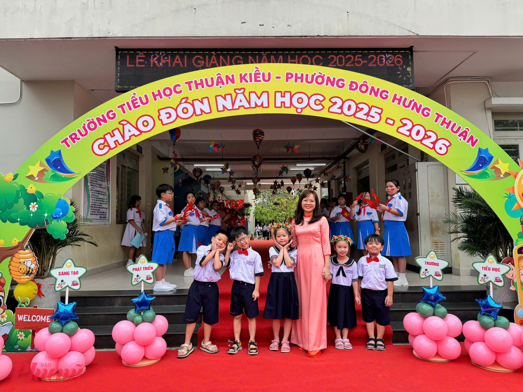 Bà Lê Thị Thoa - Hiệu trưởng nhà trường - chào đón học sinh 