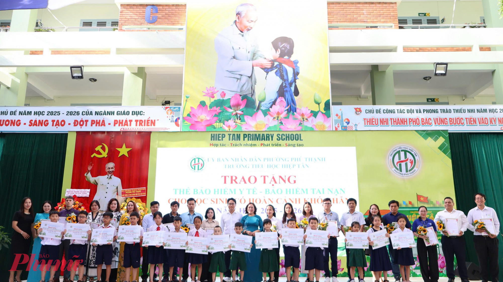 15 suất Bảo hiểm y tế cho học sinh khó khăn được trao ngay trong lễ khai giảng 