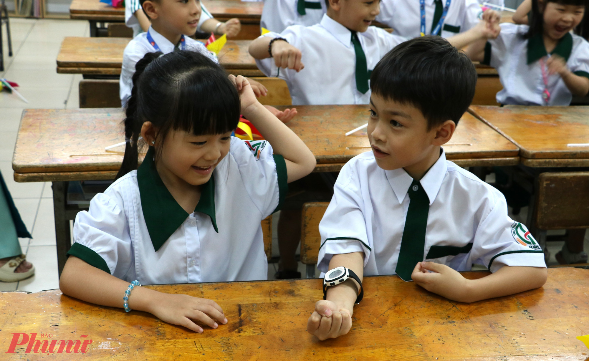 Trò chơi cua kẹp giúp kết nối tình cảm bạn bè 