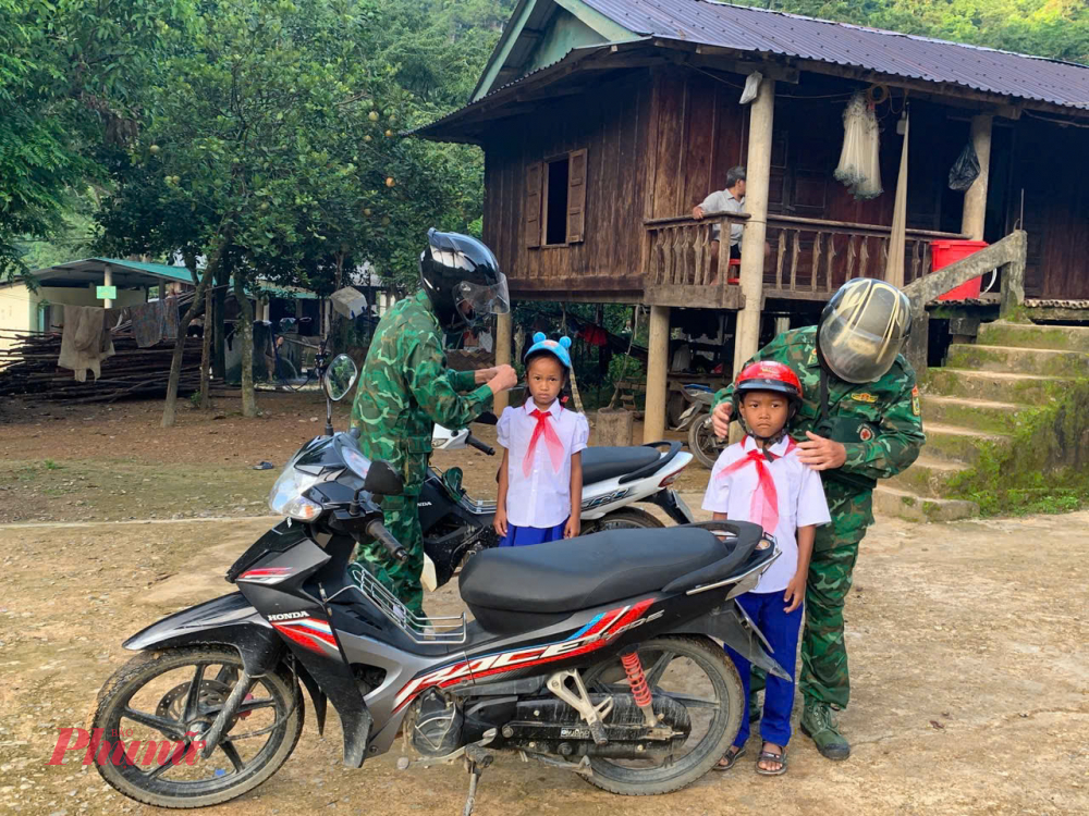 Trước lúc được các chú Bộ đội Biên phòng đưa đến trường các em được hướng dẫn  chỉnh sửa tranh phục 