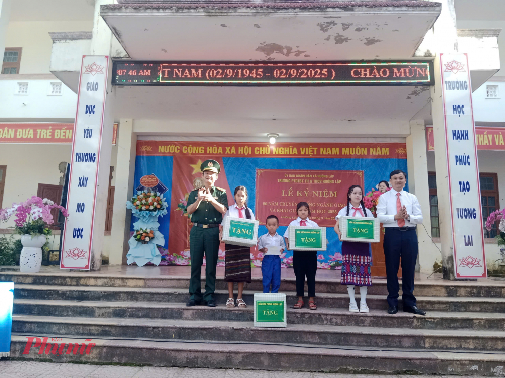 Tặng quà cho các em học sinh 