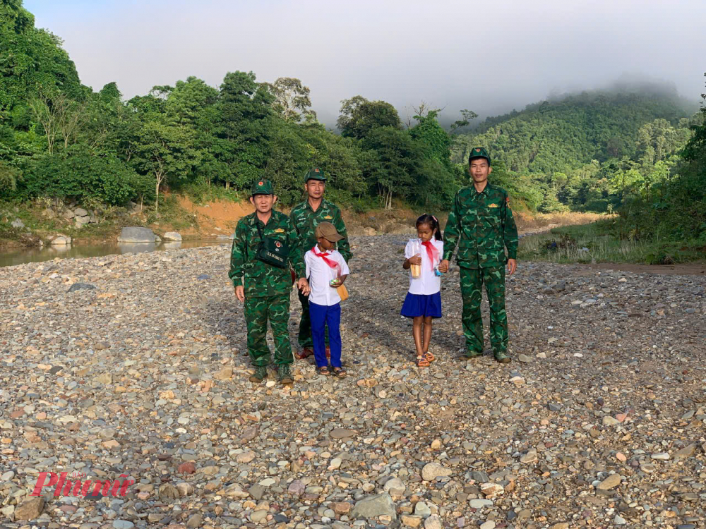 Theo Chính trị viên phó Đồn Biên phòng Hướng Lập, Trung tá Hồ Như Quân, để kịp giờ các chiến sĩ phải đưa các em đi theo đường tắt dài hơn 3km thay vì đi đường chính dài gần 10km. 