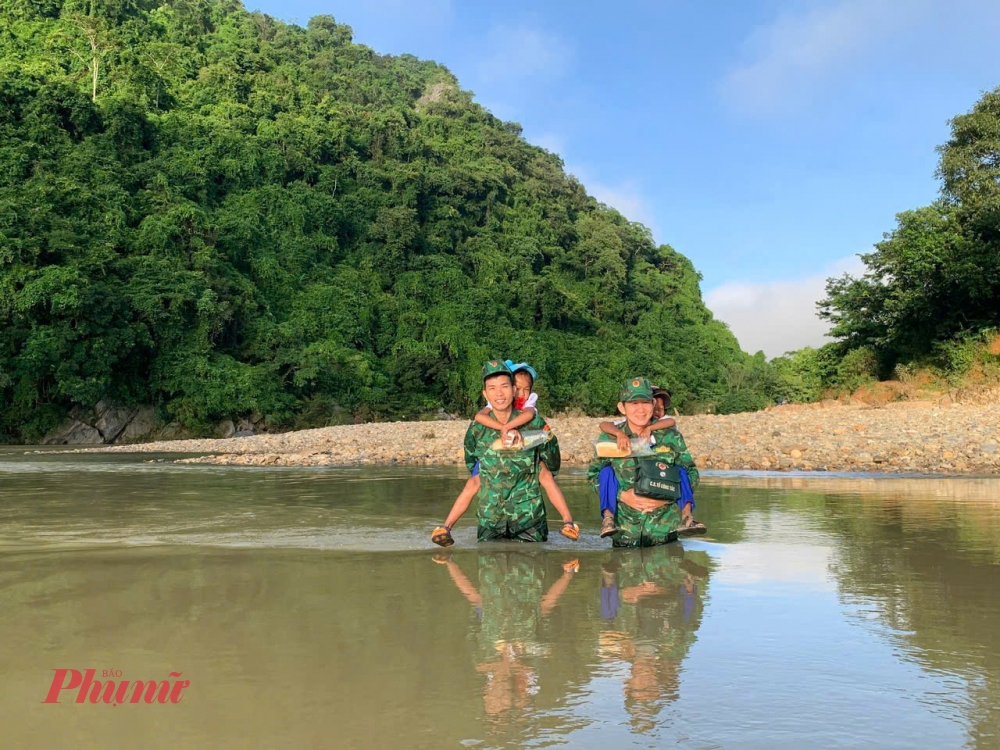 Mặc dù việc đi lại còn nhiều khó khăn, nhưng khi được các bộ đội biên phòng đưa đến trường, các em rất phấn khởi, hân hoan đón chào năm học mới.