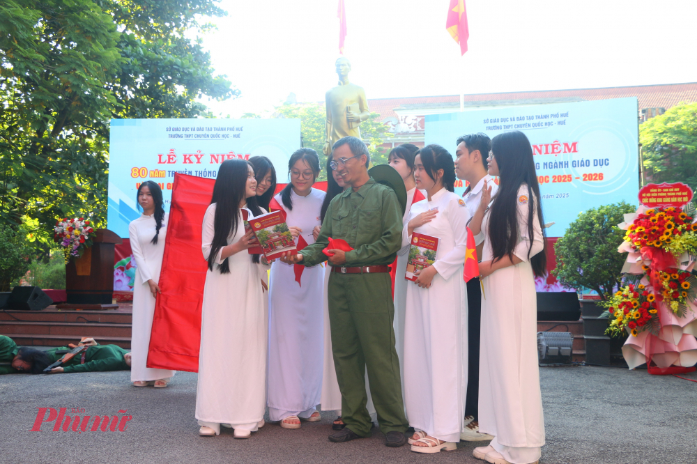 Chương trình văn nghệ trước lúc diễn ra lễ khai giảng 