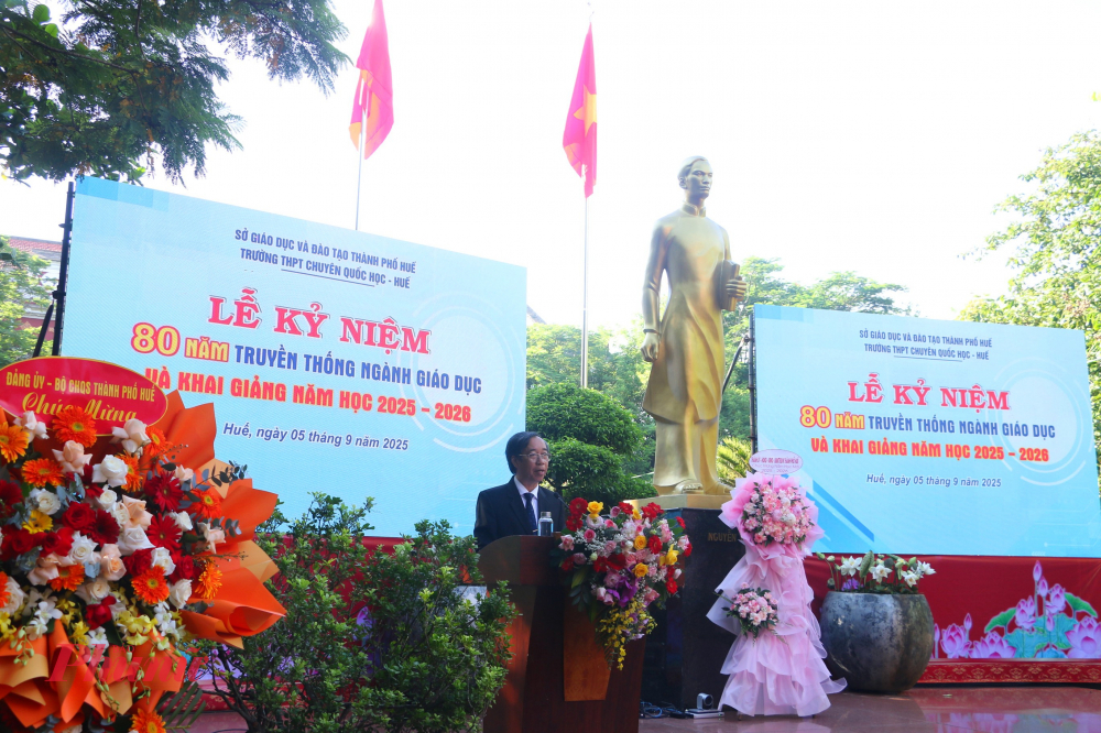 Thầy Nguyễn Phú Thọ- Hiệu trường nhà trường đọc diễn văn khai giảng năm học mới