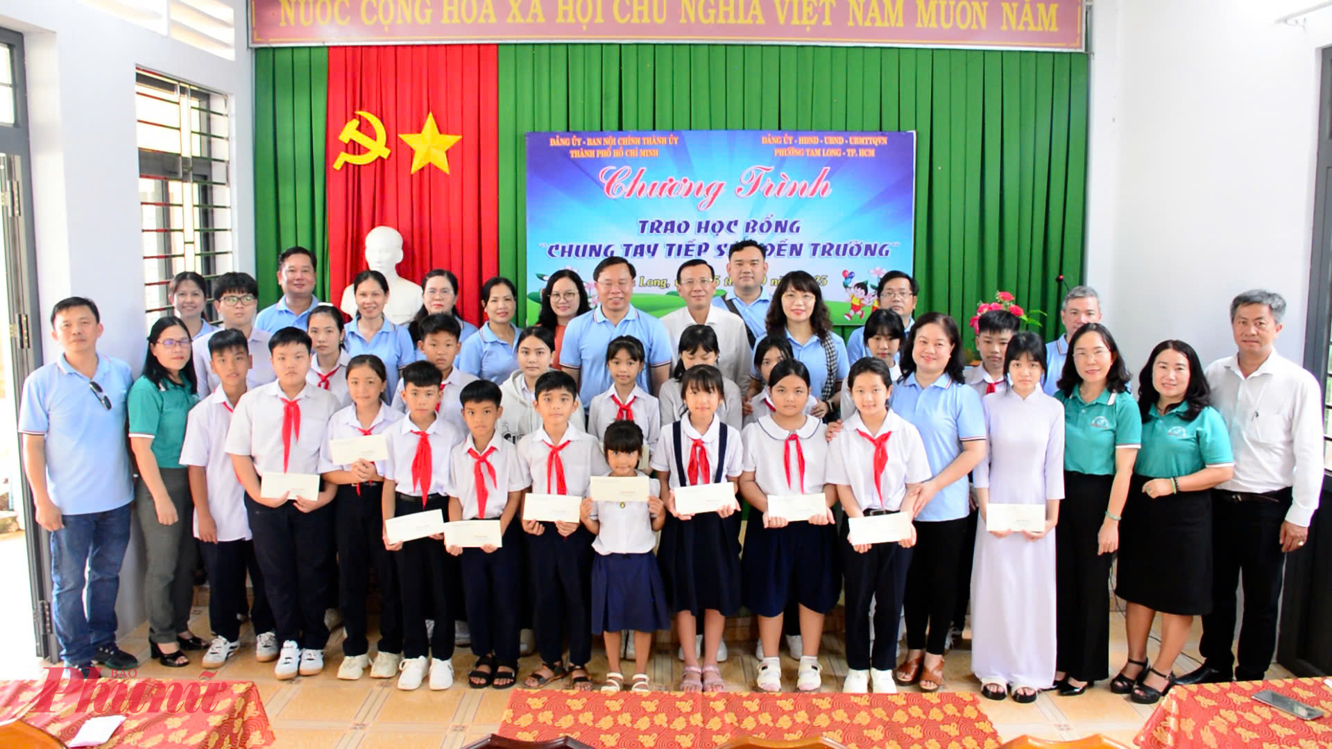 Các đơn vị đã tặng 20 suất học bổng, mỗi suất 1 triệu đồng đã được trao cho các em học sinh vượt khó, hiếu học