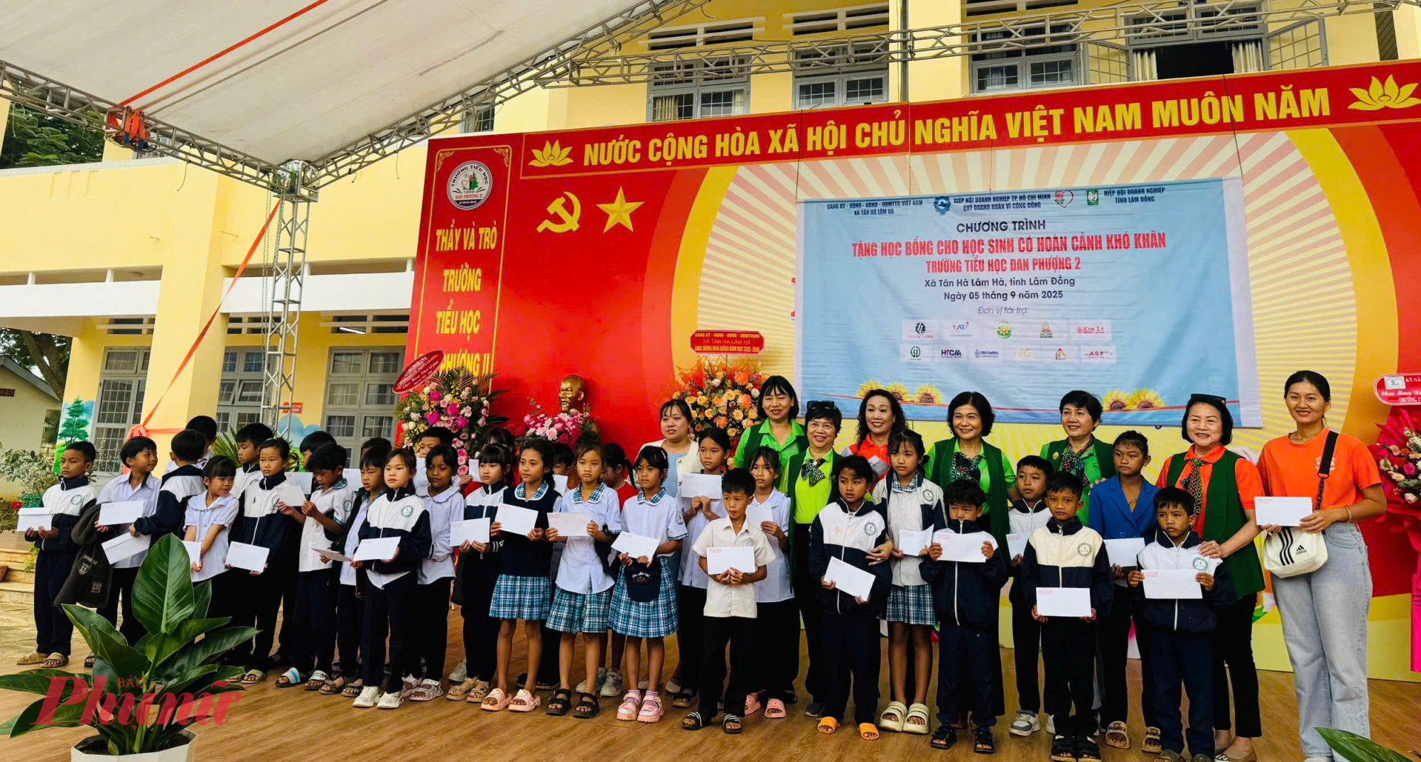 Các đơn vị tặng quà cho học sinh nhân ngày đầu năm học mới 