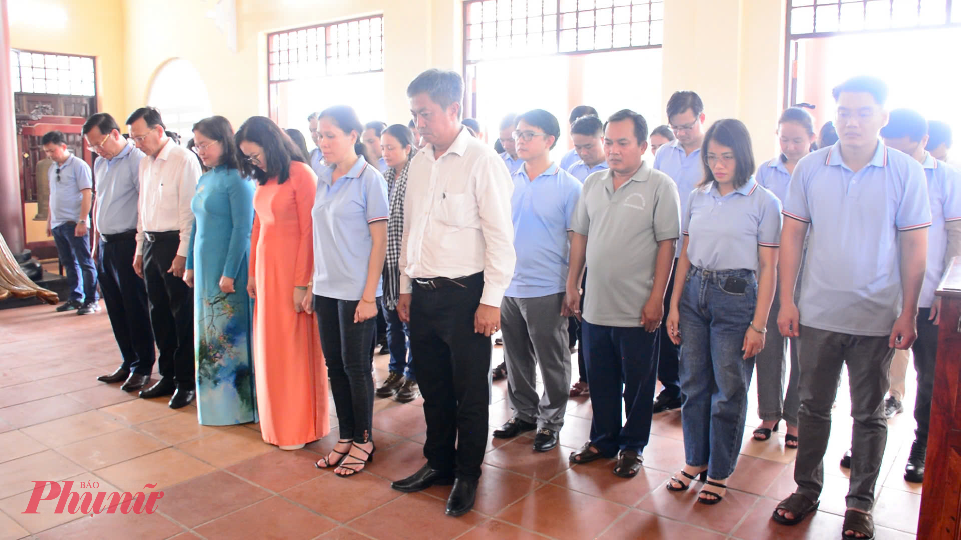 Các đại biểu dành phút mặt niệm tưởng nhớ tri ân các Anh hùng Liệt sĩ tại Đền thờ Liệt sĩ Long Phước