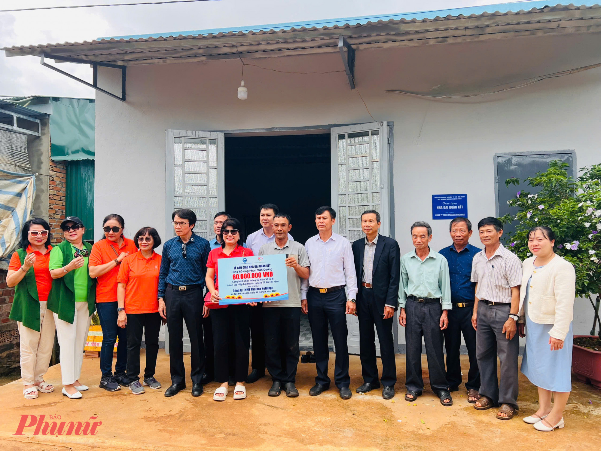 Đoàn đã đến thăm và trao kinh phí hỗ trợ xây dựng nhà cho gia đình ông Dương 