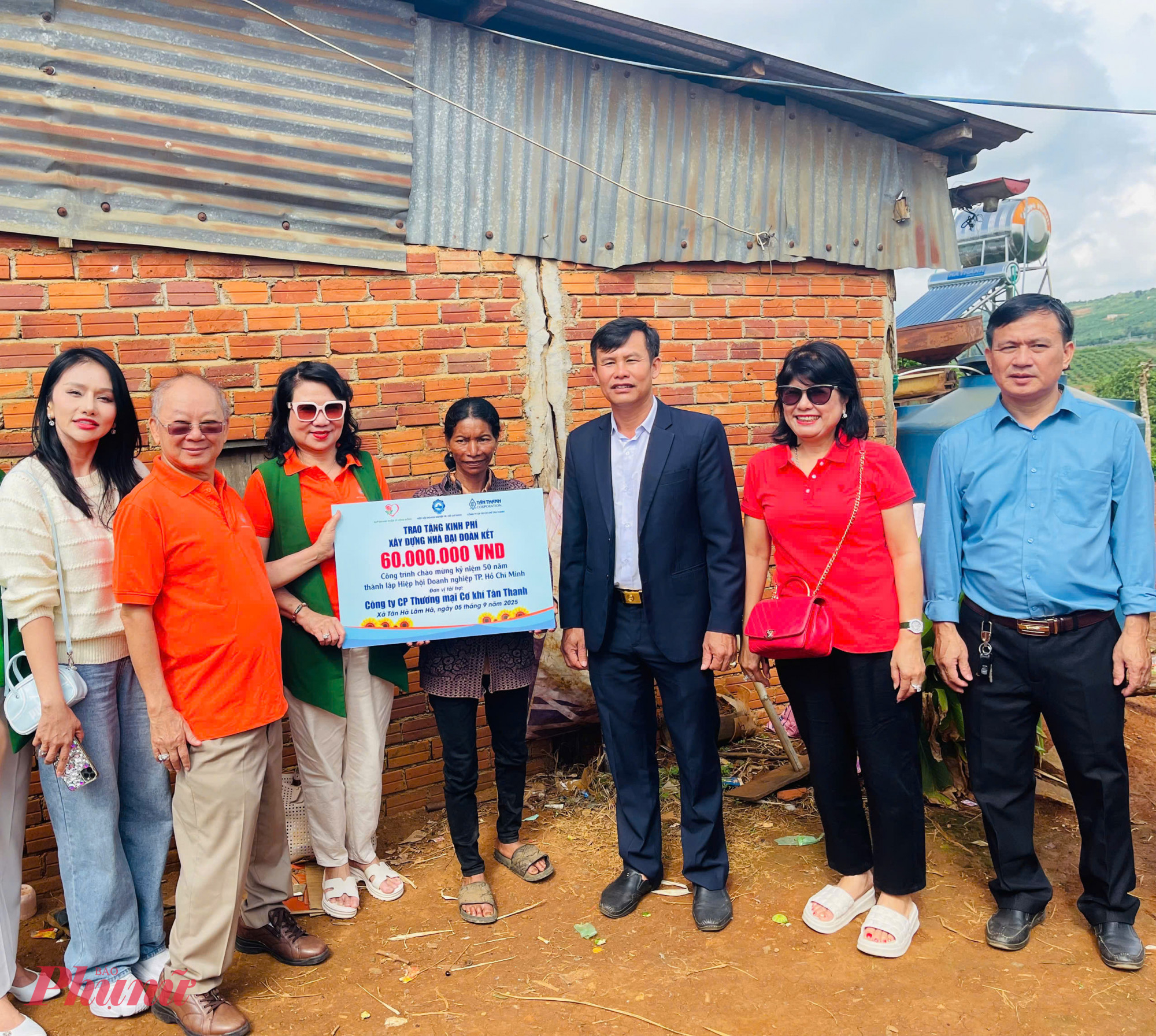 Cùng đó, còn có 2 gia đình khó khăn tại đây cũng được hỗ trợ kinh phí xây sửa nhà 