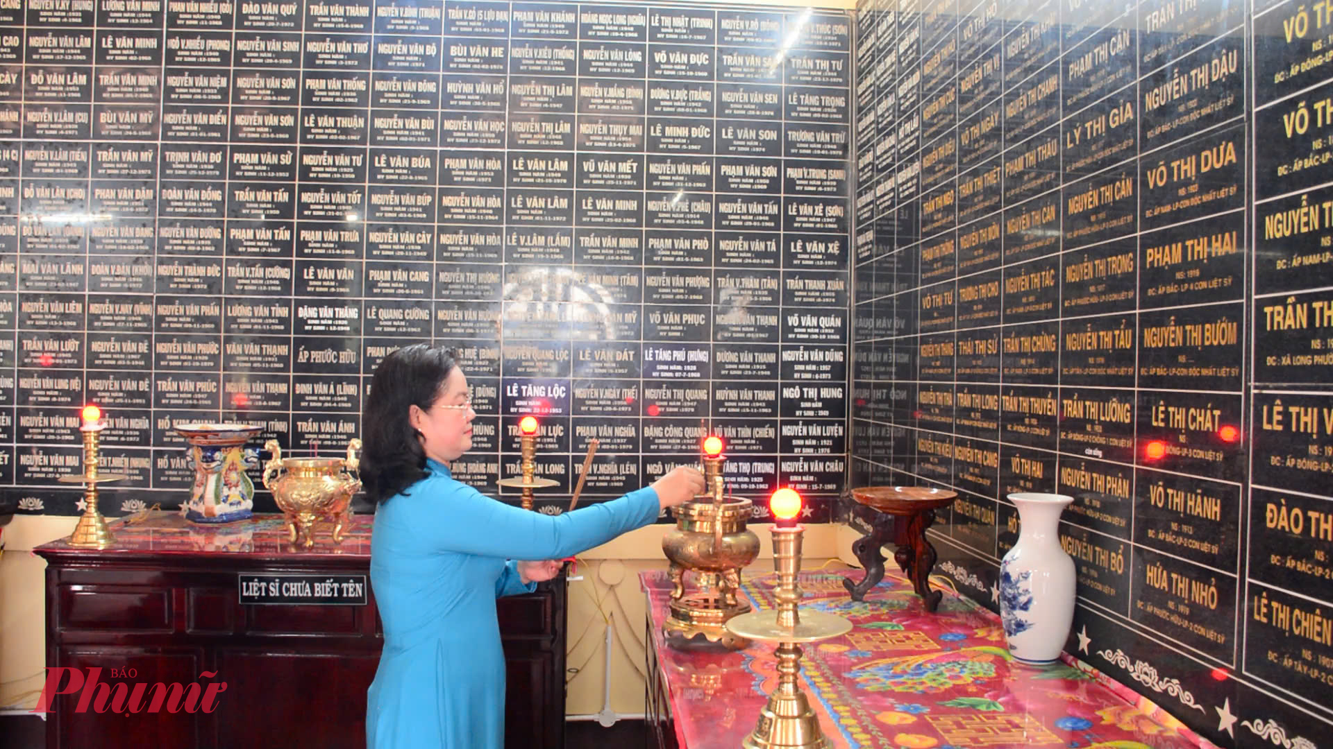 bà Nguyễn Thị Mỹ Hằng - Ủy viên Ban Thường vụ Thành ủy, Trưởng Ban Nội chính Thành ủy TPHCM - tri ân các Anh hùng Liệt sĩ tại Đền thờ Liệt sĩ Long Phước