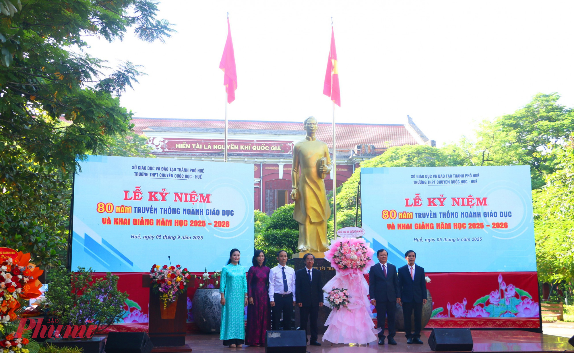 Lãnh đạo TP Huế tặng hoa chúc mừng tại Trường THPT chuyên Quốc học Huế