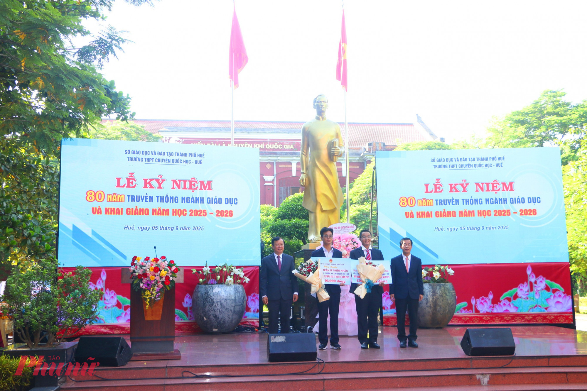 Tặng thưởng cho hai học sinh Bùi Hoàng Đại Dương và Trần Lê Thiện Nhân