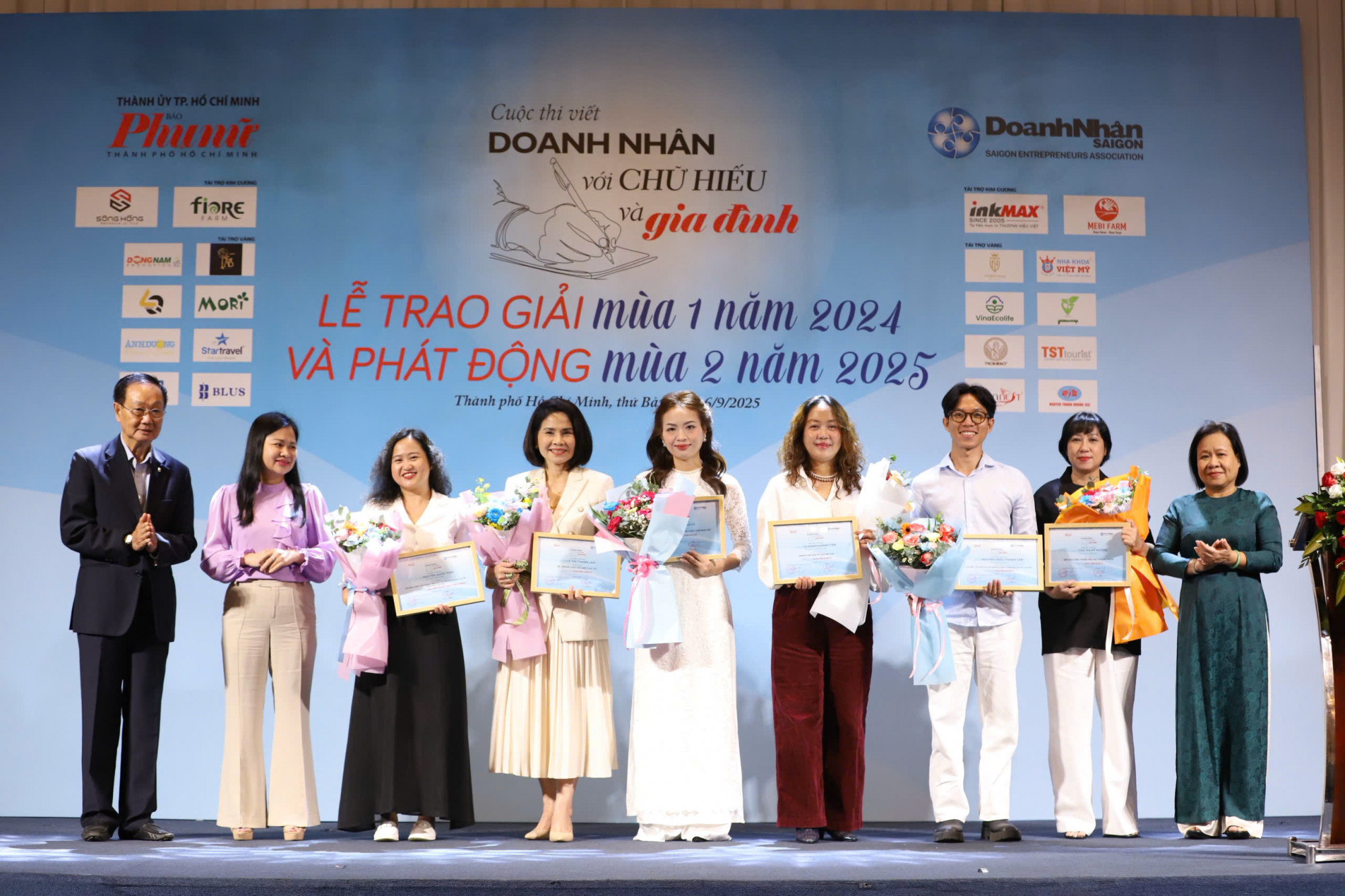 Các tác giả đoạt giải Khuyến khích của cuộc thi - Ảnh: Thành Lâm