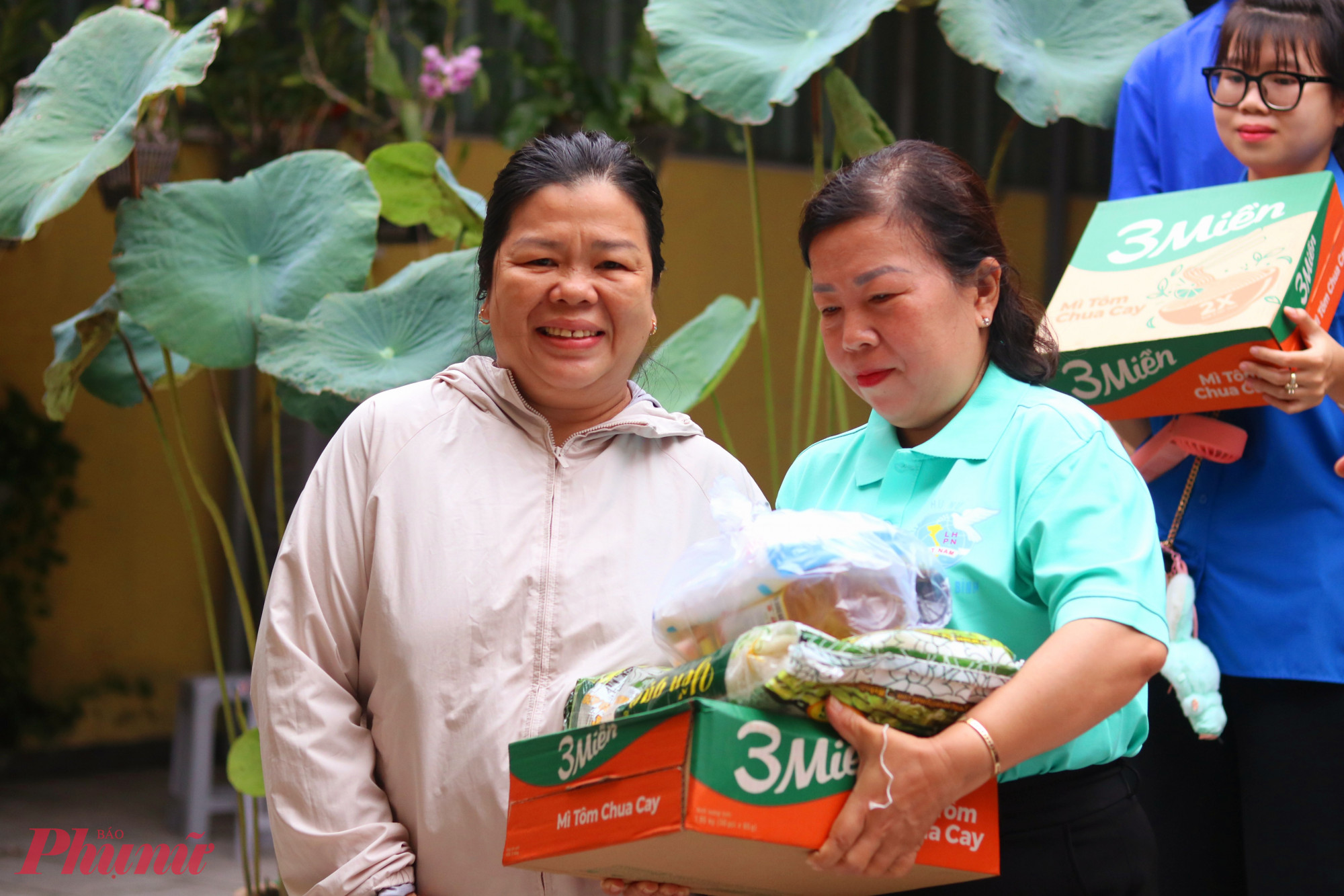 Bà Nguyễn Hoàng Trúc Loan - Phó chủ tịch Ủy ban MTTQ, Chủ tịch Hội LHPN phường Hiệp Bình (bìa phải) - trao quà đến các bà, các chị - Ảnh: Mẫn Nhi
