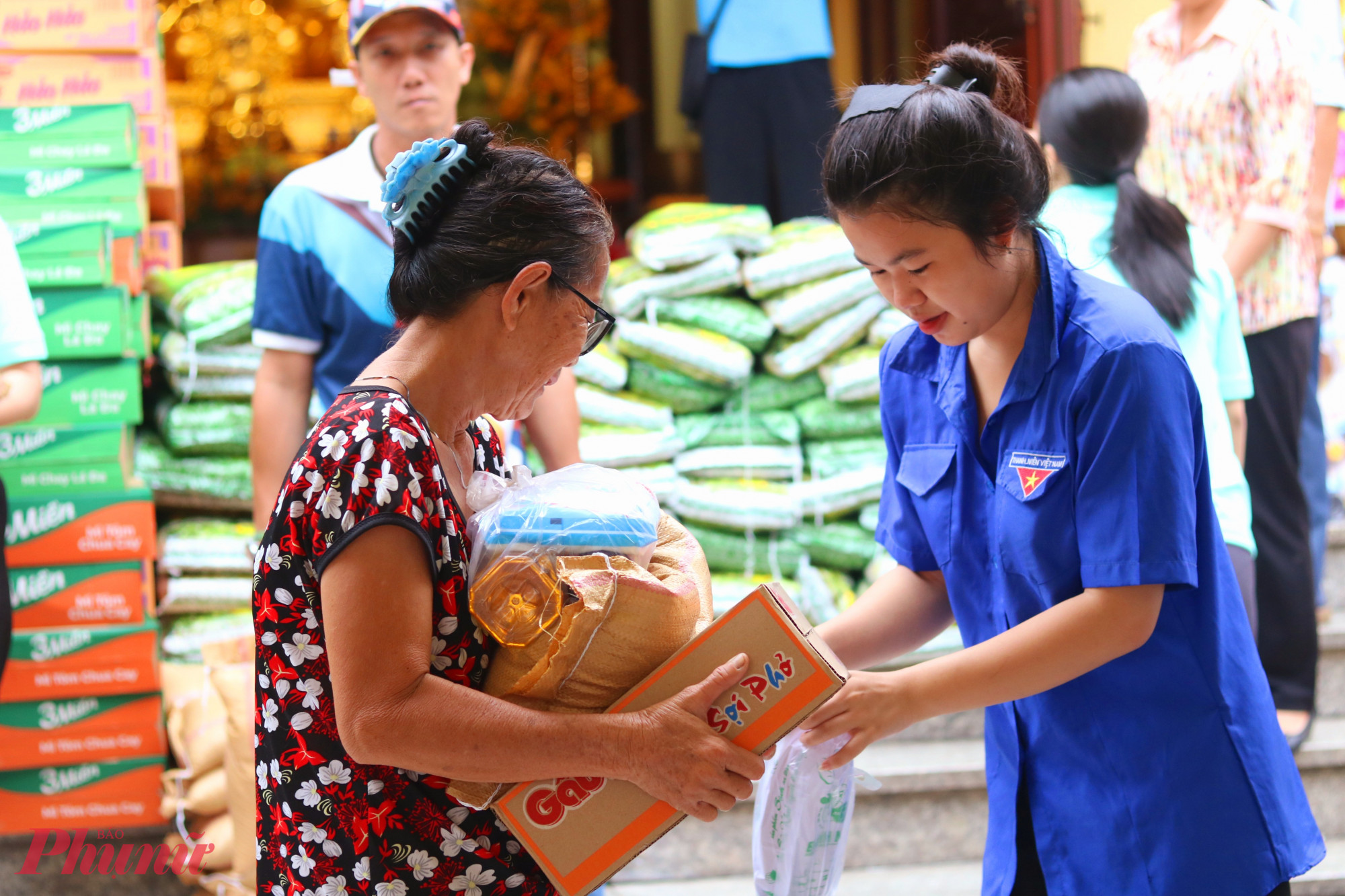 Phần quà thiết thực được ban tổ chức gửi đến nữ công nhân, người lao động có hoàn cảnh khó khăn ở phường Hiệp Bình   - Ảnh: Mẫn Nhi
