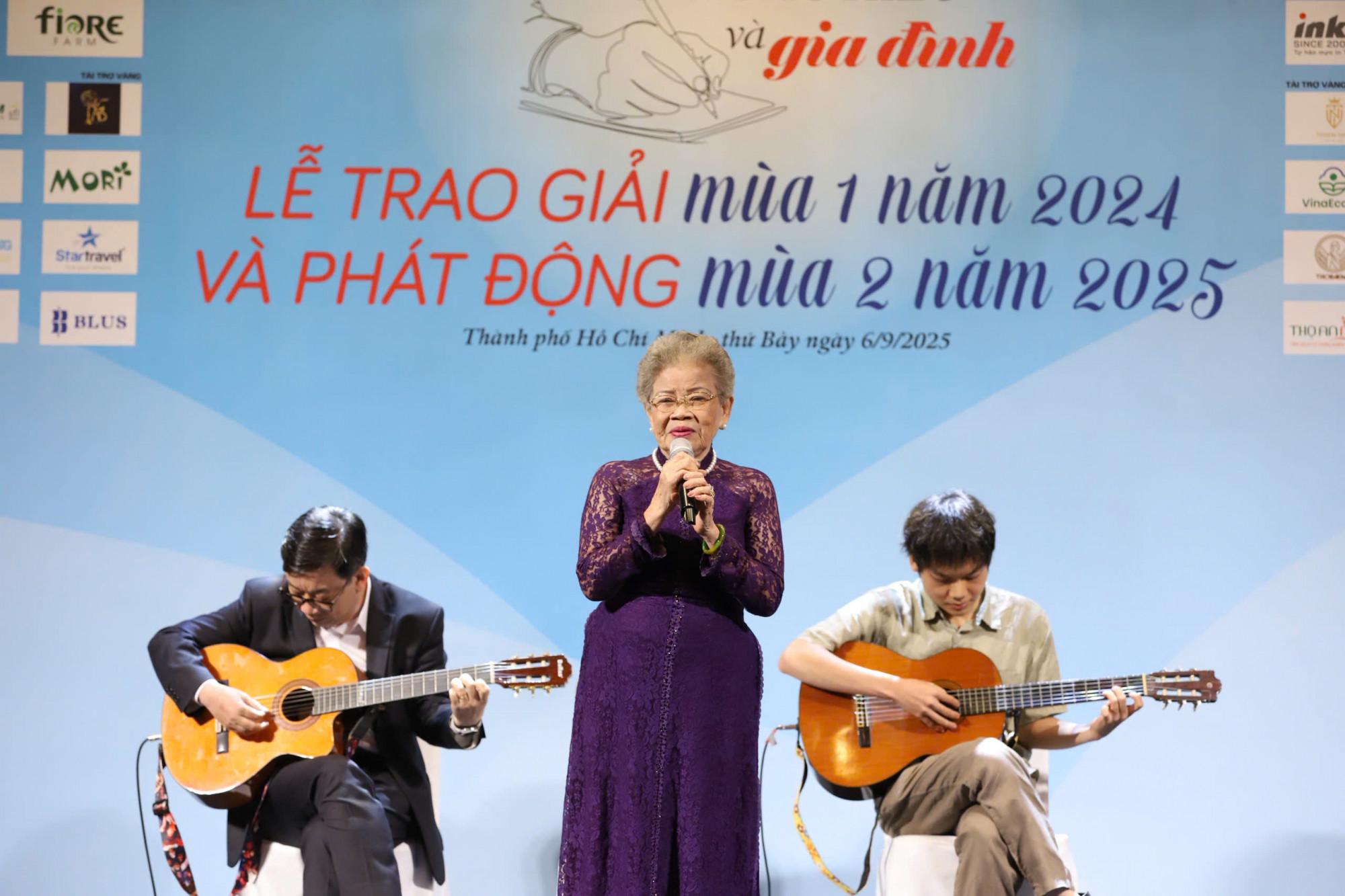 Tiếc mục xúc động của mẹ con doanh nhân Nguyễn Thanh Tùng - Ảnh: Thành Lâm