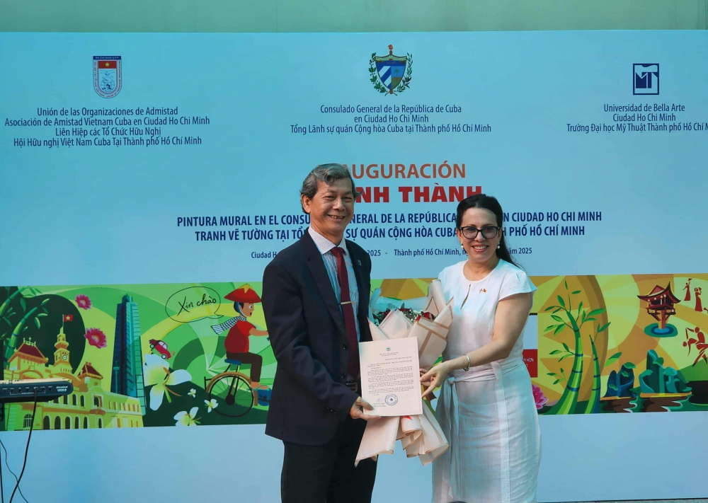 Bà Tổng Lãnh sự Cuba tại TPHCM Ariadne Feo Labrada gửi bó hoa và bức thư cảm ơn đến PGS.TS Nguyễn Văn Minh, hiệu trưởng trường Đại học Mỹ thuật TPHCM