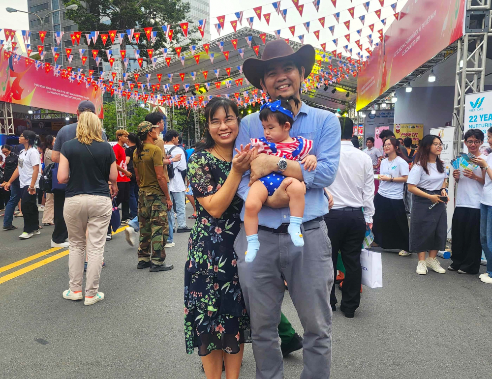 Anh Thạch Phước Hùng (phường Xuân Hòa, TPHCM) bày tỏ niềm vui khi cùng vợ và con gái tham dự ngày hội