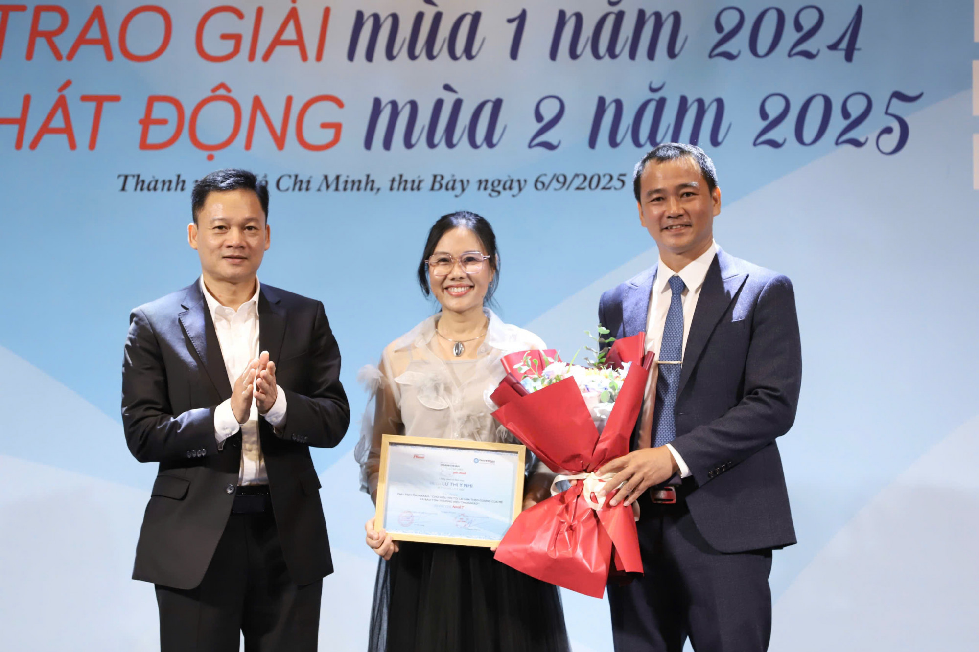 Tác giả Lữ Ý Nhi nhận giải Nhất cuộc thi - Ảnh: Thành Lâm