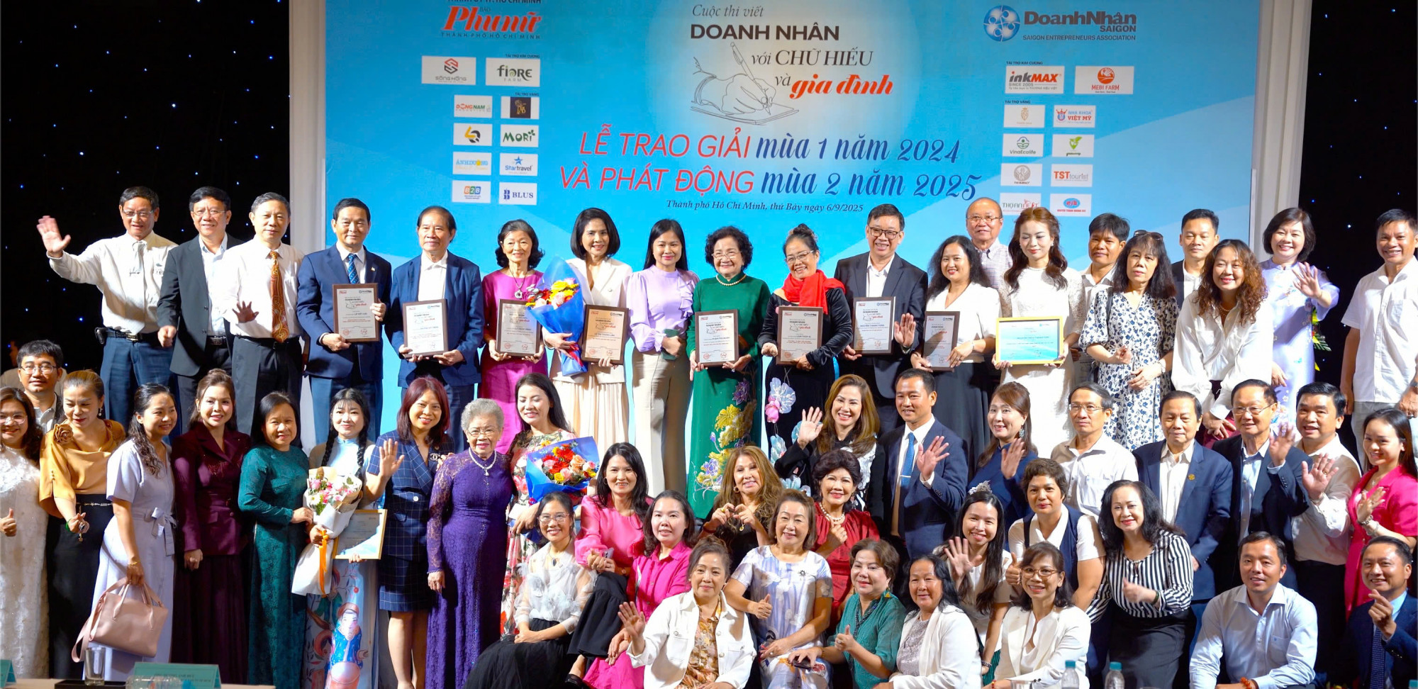 Các tác giả, doanh nhân, khách mời chụp ảnh lưu niệm cùng ban tổ chức cuộc thi - Ảnh: Thành Lâm