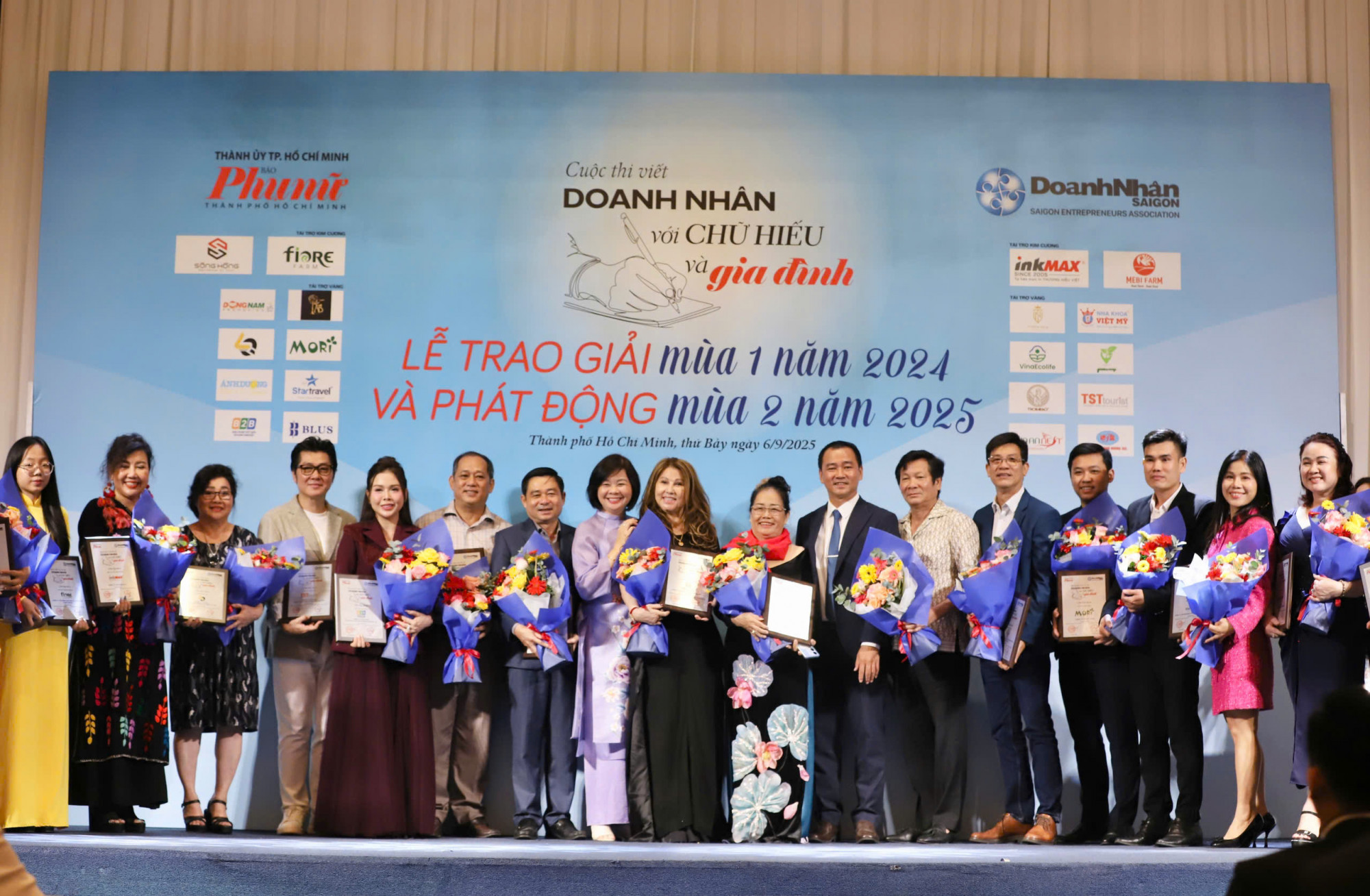 Ban tổ chức cuộc thi tặng hoa vfa thư cảm ơn cho các đơn vị tài trợ, đơn vị đồng hành cùng cuộc thi - Ảnh: Thành Lâm