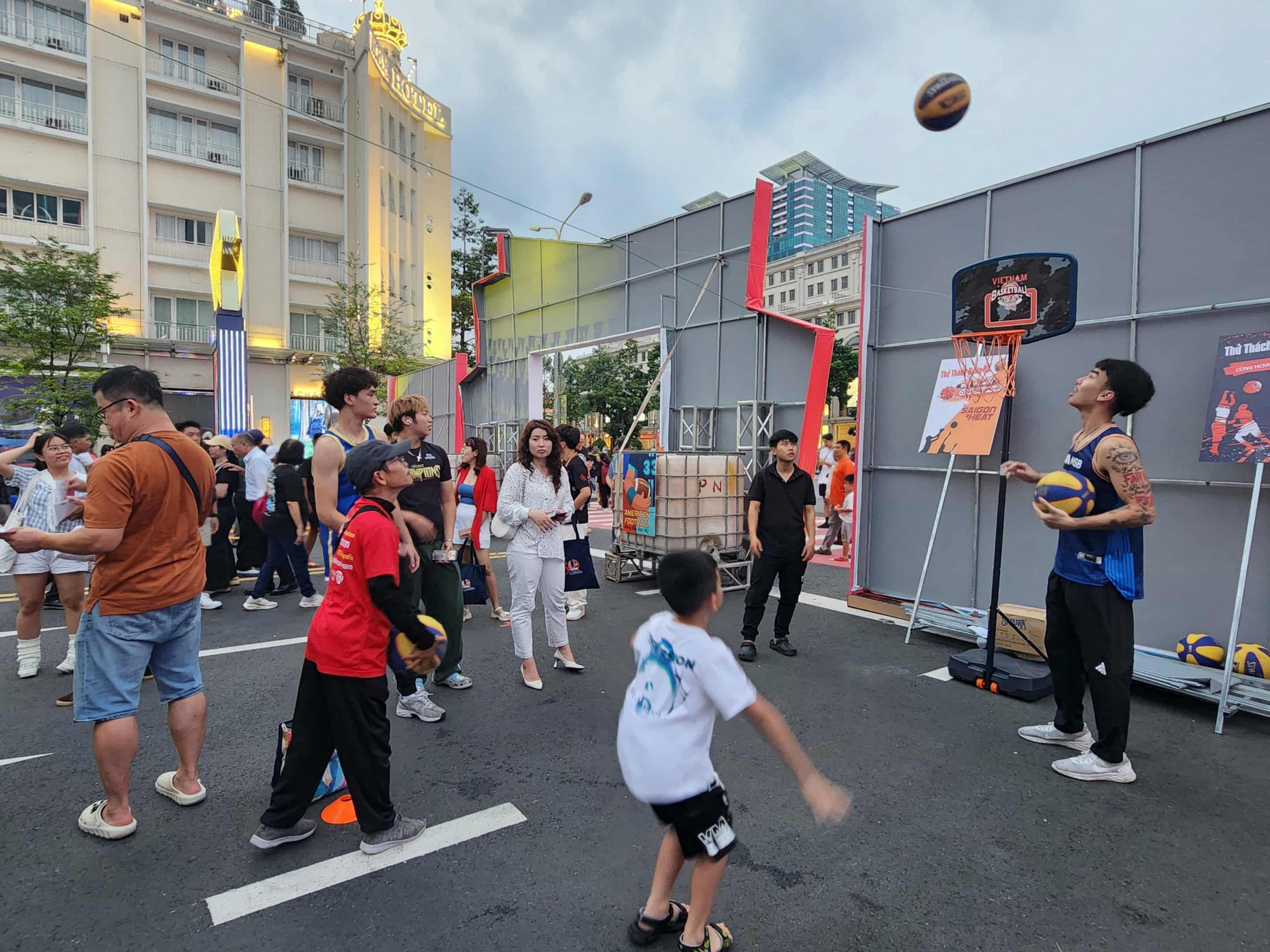 Người dân tham gia thử thách ném bóng rổ và giao lưu với các cầu thủ từ đội Saigon Heat