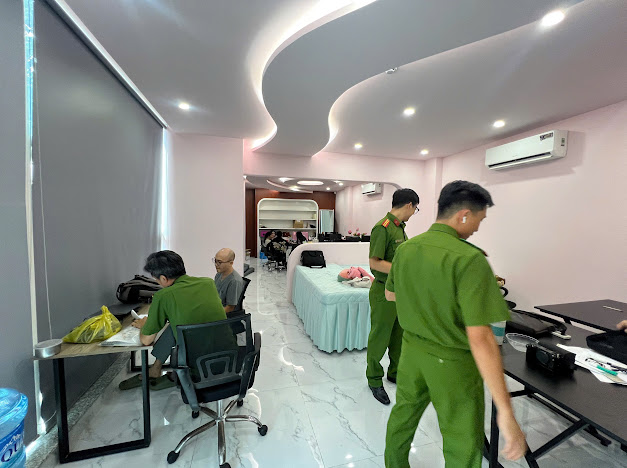 Công an kiểm tra cơ sở. Ảnh: CA