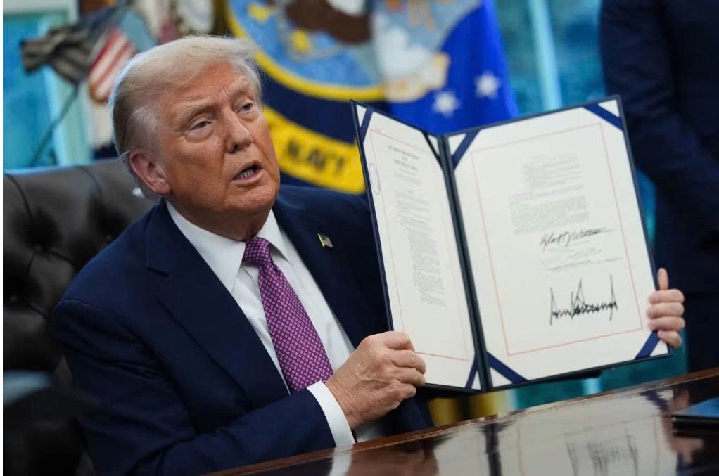 Ông Donald Trump ký sắc lệnh hành pháp tại Nhà trắng - Ảnh: Getty image