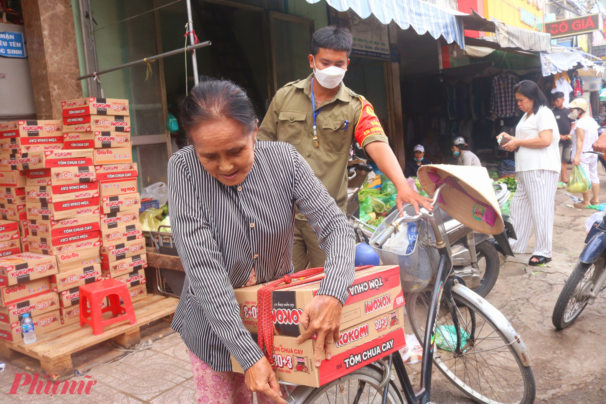 Bà Bùi Thị Năm (70 tuổi), một phụ nữ bán vé số ở phường Dĩ An, TPHCM nhận quà từ chương trình “Triệu phần quà san sẻ yêu thương” - Ảnh: Mẫn Nhi