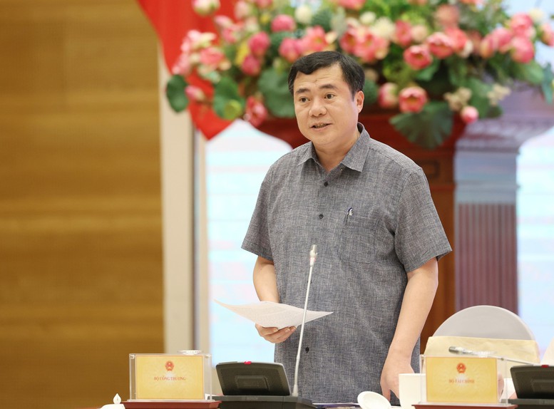 Thứ trưởng Bộ Công Thương Nguyễn Sinh Nhật Tân thông tin về tình hình xuất khẩu hàng hóa - Ảnh: VGP