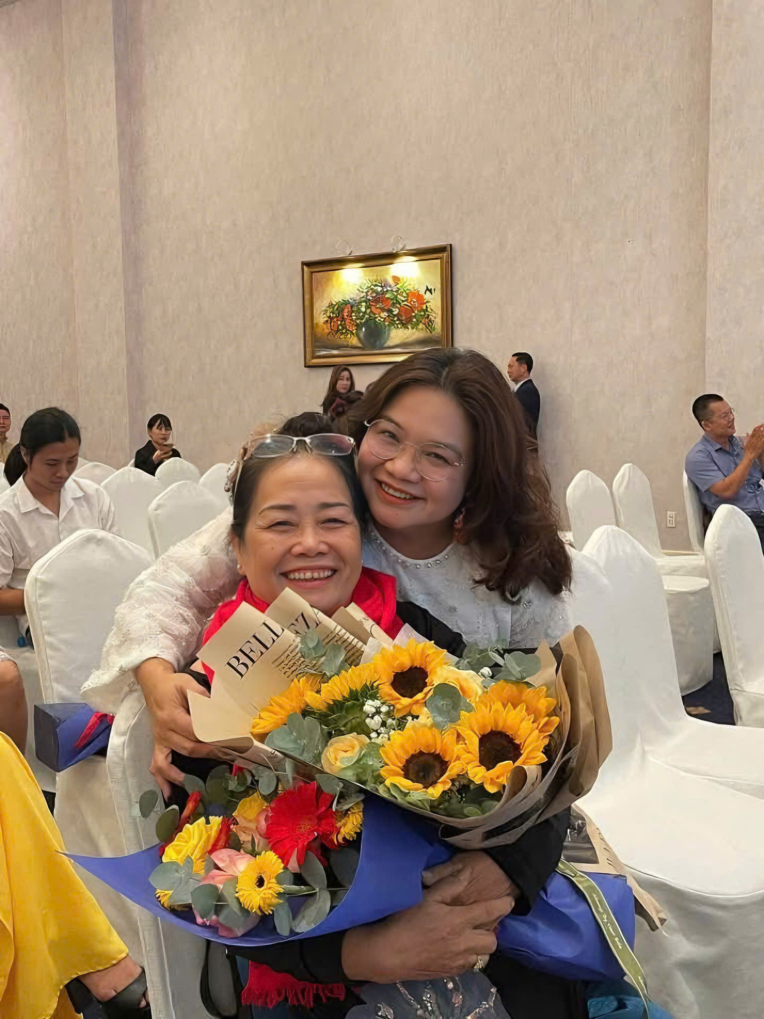 Bà Lâm Thúy Ái - Phó chủ tịch Hội Doanh nhân Sài Gòn tặng hoa cho mẹ - Ảnh: Nhân vật cung cấp