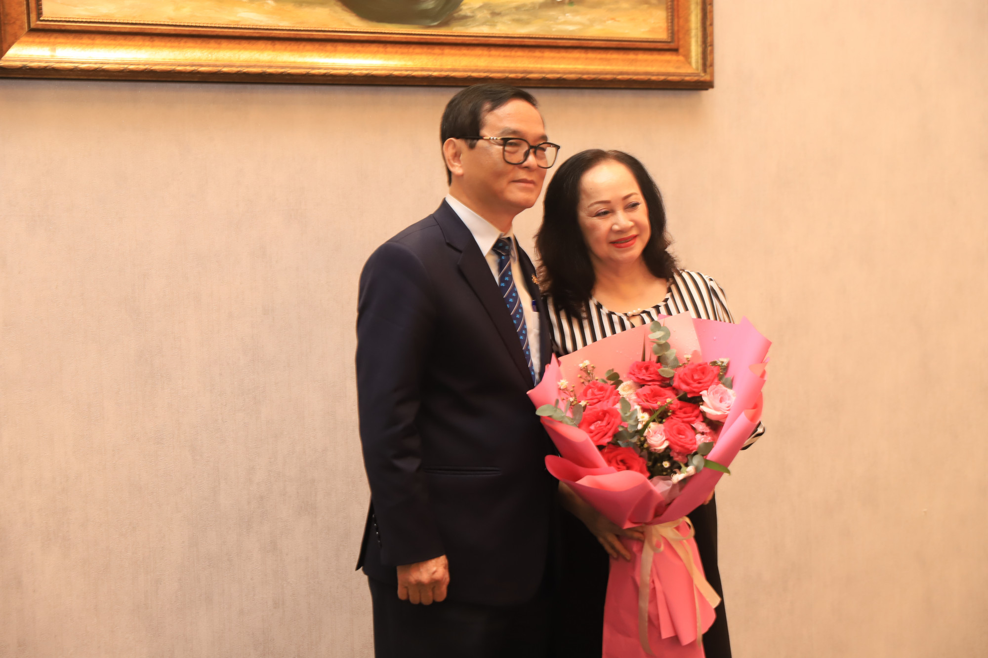 Doanh nhân Lê Viết Hải - Chủ tịch Tập đoàn Xây dựng Hòa Bình luôn sánh bước bên cạnh bà xã trong suốt buổi lễ. Ông cho biết, ông yêu và trân trọng vợ vì bà không chỉ là hậu phương vững chắc mà còn là người bạn tri  kỷ, đồng hành cùng ông trong suốt hành trình dài nhiều gian nan, thử thách - Ảnh: Phùng Huy 