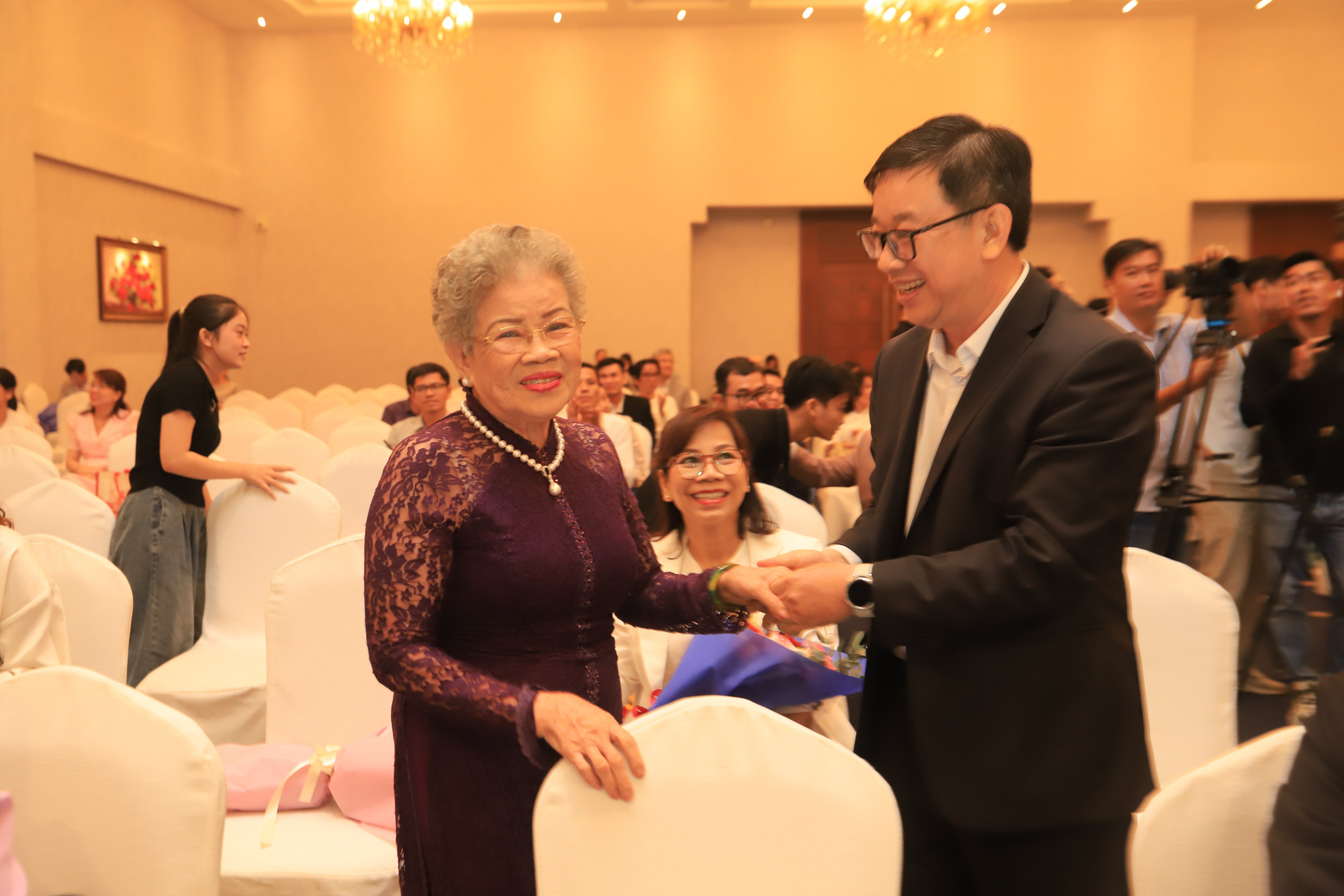 Doanh nhân Nguyễn Thanh Tùng cùng mẹ tham gia sự kiện. 2 mẹ con ông còn dày công chuẩn bị 1 tiết mục văn nghệ gửi đến các khách mời tại lễ trao giải - Ảnh: Phùng Huy