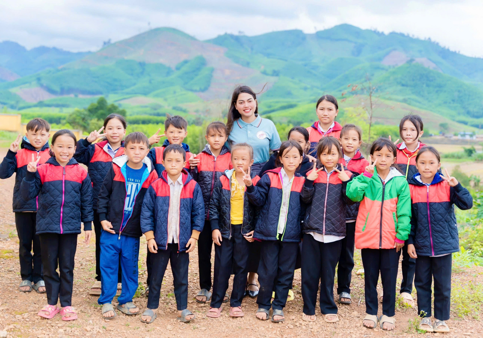 Nữ “thủ lĩnh” trẻ của buôn làng Chị H Zu Ni Niê tham gia chương trình Áo ấm cho em tại một địa phương trên địa bàn tỉnh Đắk Lắk