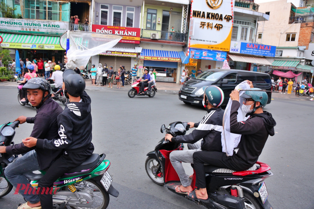 Ghi nhận tại khu vực vòng xoay trước Thương xá Đồng Khánh, phường Chợ Lớn cả trăm thanh niên cầm nhiều dụng cụ như vợt, túi nilon,... chực chờ để giật cô hồn. Thậm chí nhiều thanh niên chạy xe máy cầm theo vợt đi rảo khắp ngã đường khu Chợ Lớn để canh “giật cô hồn”