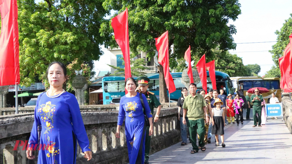 Nếu đến Thành cổ Quảng Trị  bạn nên chọn thời điểm thời tiết thuận lợi (mùa khô từ tháng 3 đến tháng 9) để việc tham quan được thoải mái hơn. Các dịp lễ như 27/7 (Ngày Thương binh Liệt sĩ) thường có nhiều hoạt động tri ân đặc biệt